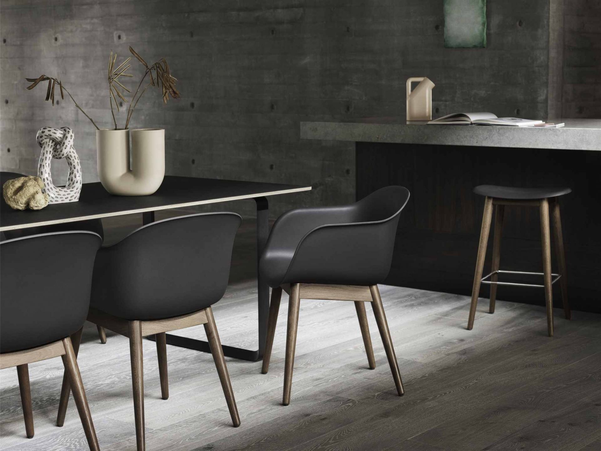 Muuto Kink Vase Sand, H 39 cm, auf schwarzem Tisch mit getrockneten Blumen in modernem Esszimmer.