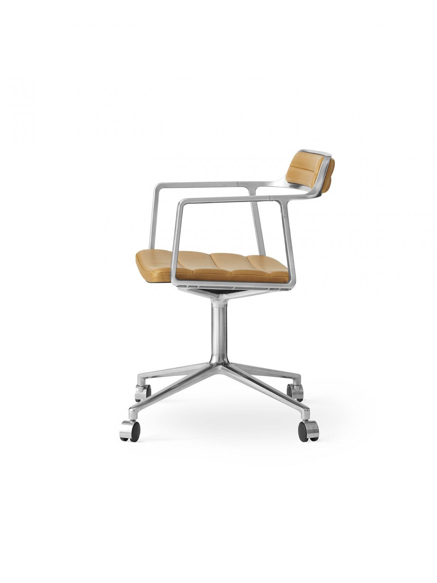Vipp452 Bürostuhl mit Rollen in Sandfarbe, ergonomischer Drehstuhl mit Armlehnen und Aluminiumfuß.