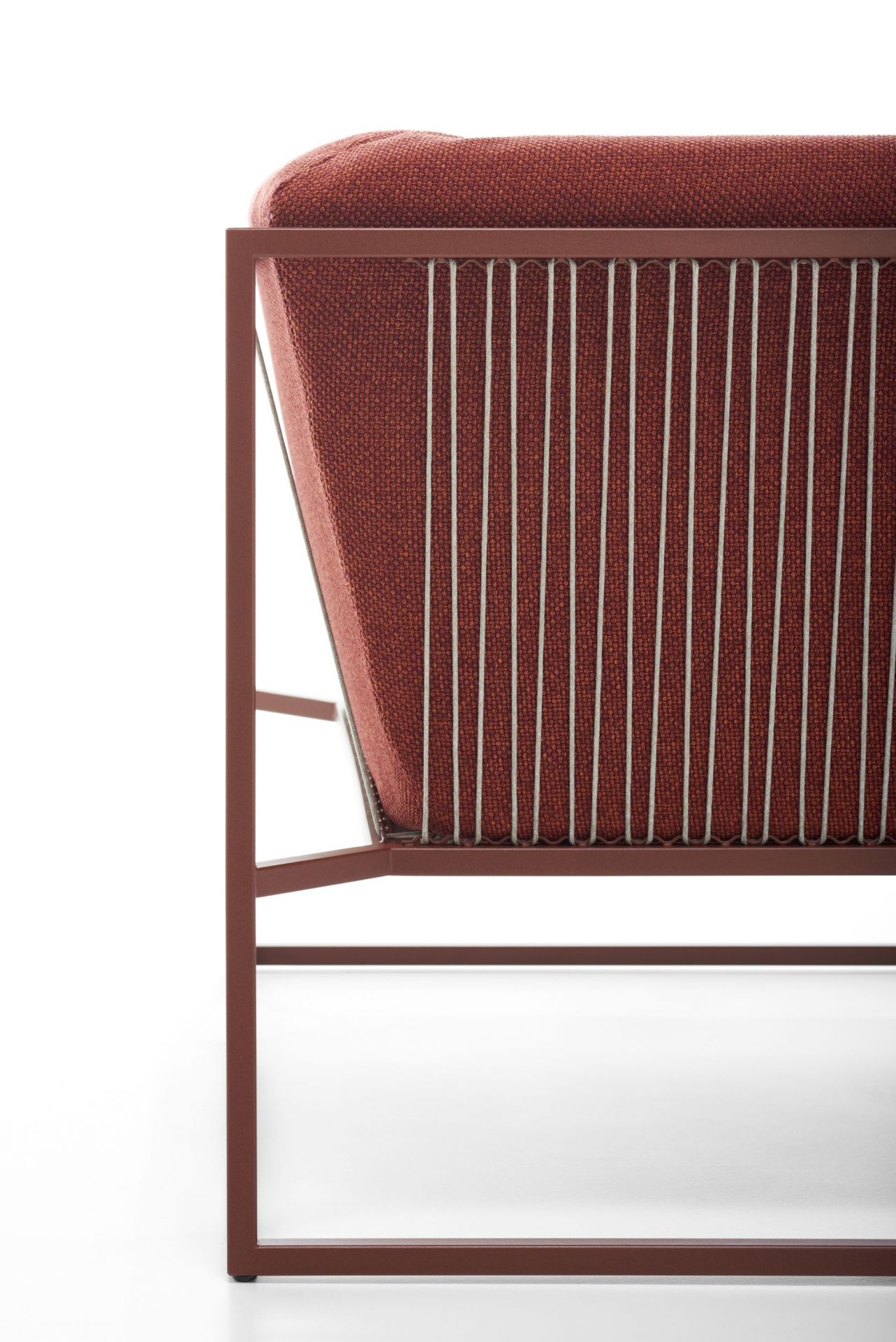 Detailaufnahme des Arpa Outdoor Sofas von MDF Italia mit braunem Stoffbezug und filigranem, hellen Seil-Design.