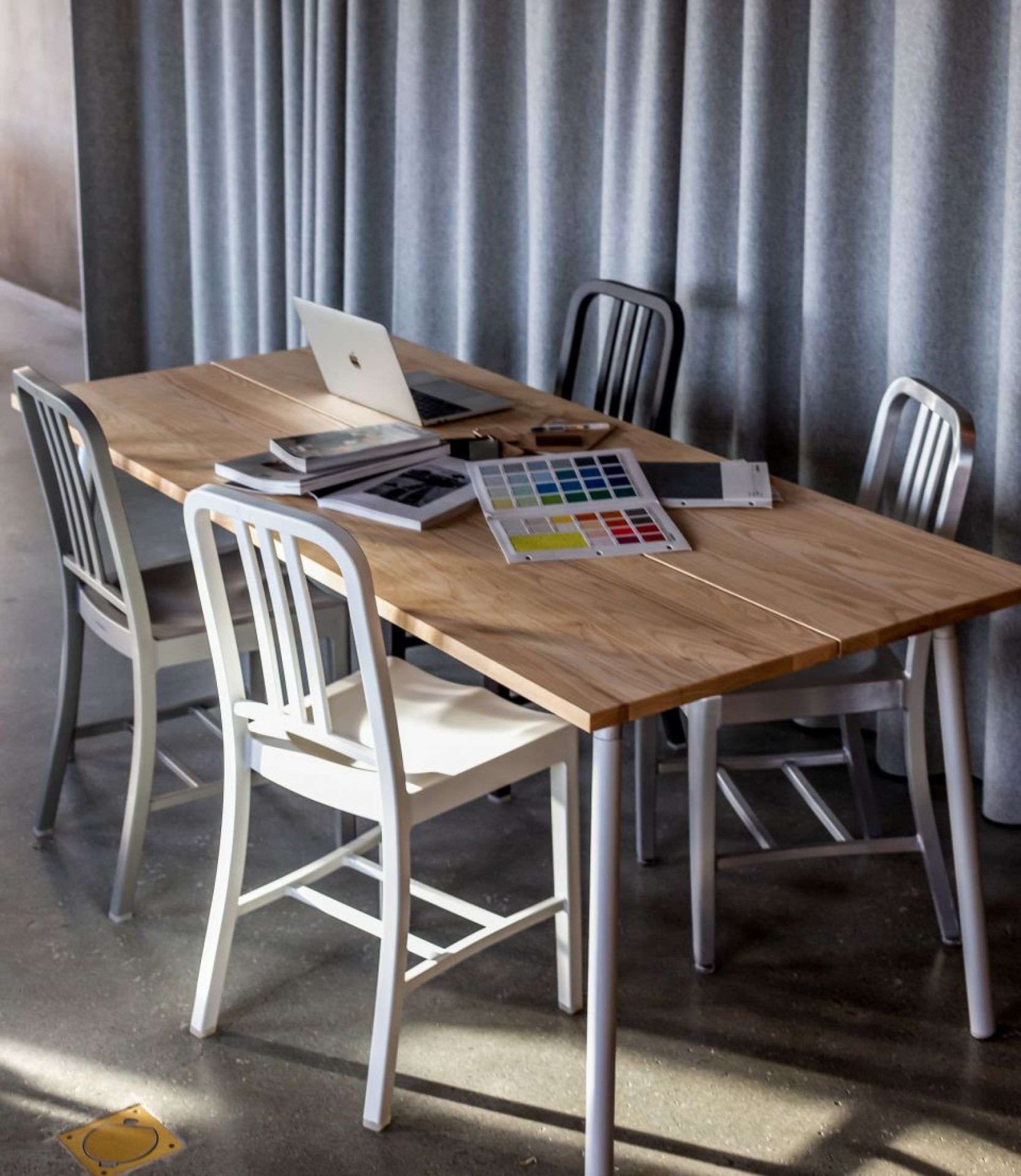 Tisch mit vier Emeco Navy Chairs in Weiß, Silber und Schwarz. Designermöbel für Büro und Zuhause.