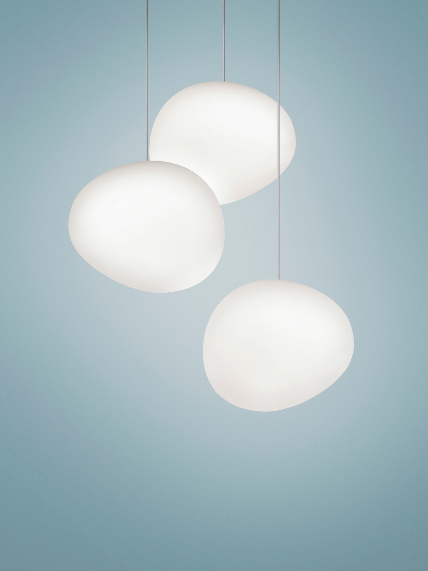 Weiße Gregg Pendelleuchte von Foscarini, moderne Hängelampe für Wohnzimmer und Esszimmer.