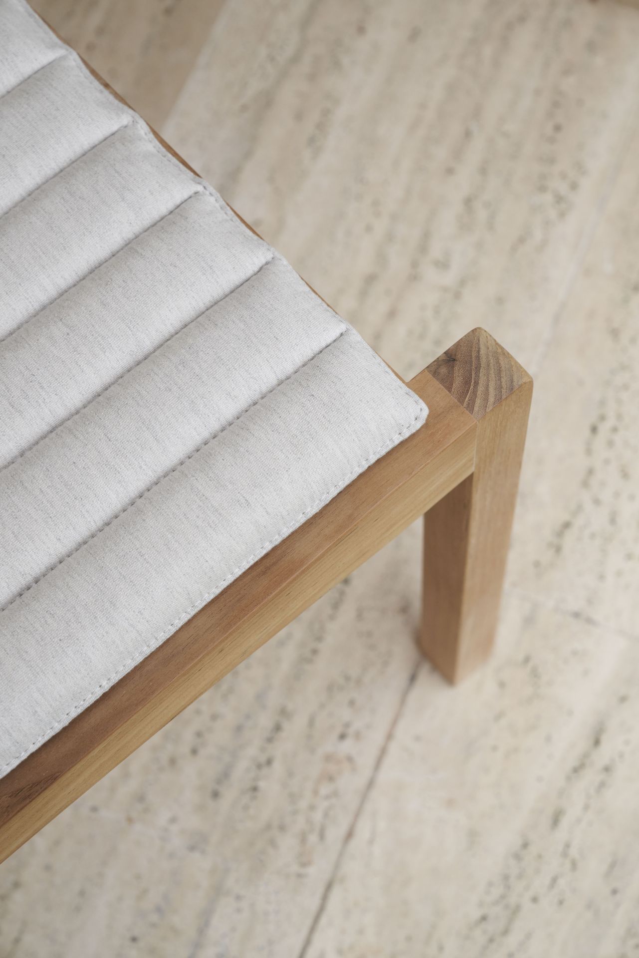 Detailaufnahme des CU AH912 Kissens von Carl Hansen & Søn, passend für AH912 Tisch und Bank.