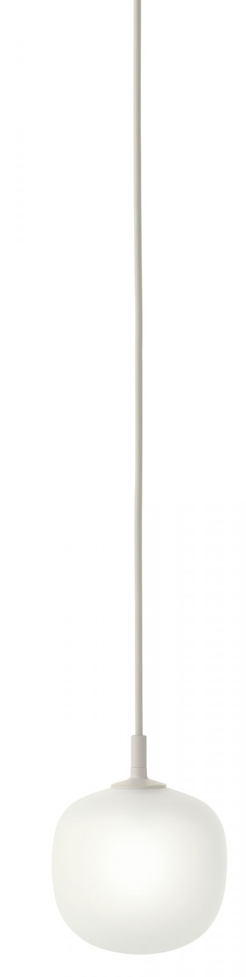 Weiße Rime Pendelleuchte von Muuto mit rundem Lampenschirm und Kabel. Moderne Hängelampe für Wohnzimmer.