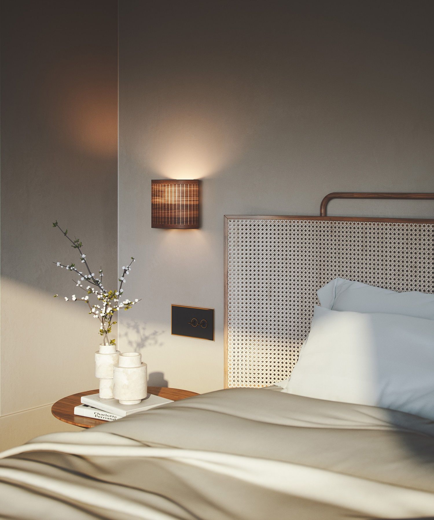 Nahaufnahme einer Autumn Wall Wandleuchte von nomon  im Schlafzimmer, neben Nachttisch und Bett.