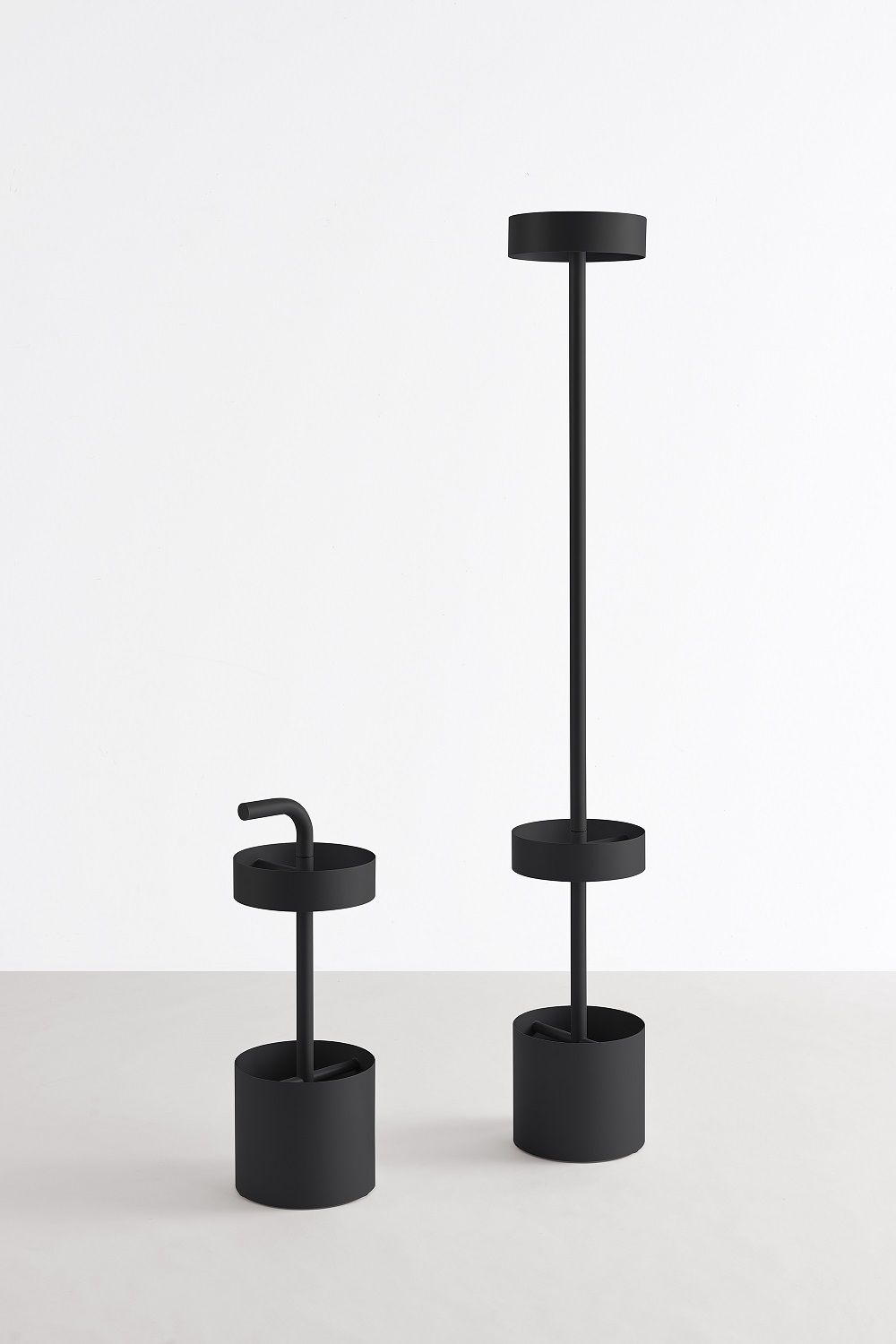Oolo Garderobenständer Mox, zwei moderne, schwarze Garderobenständer aus Metall mit minimalistischem Design für Flur und Diele.