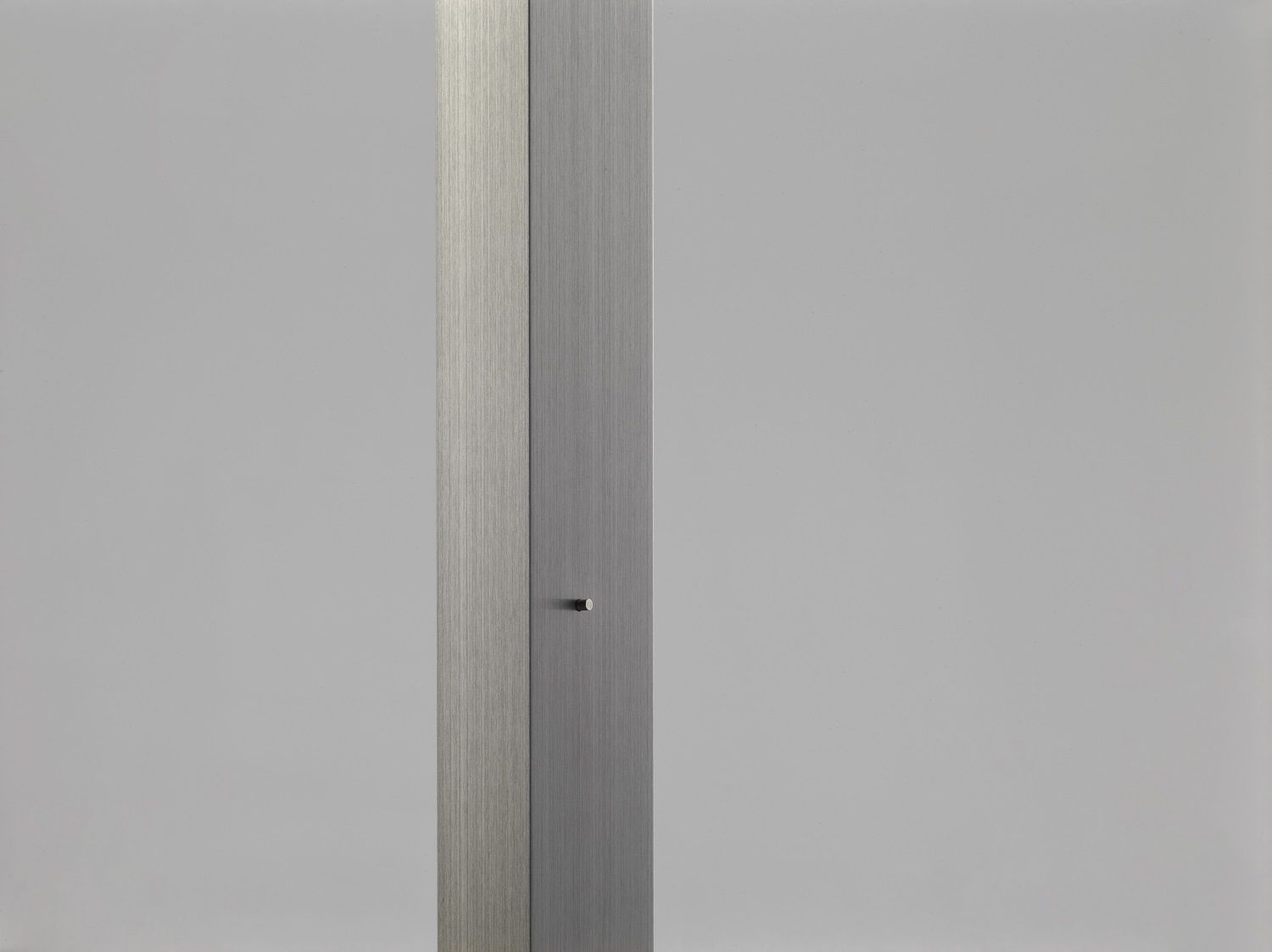 Detailaufnahme der Zen Floor Stehleuchte Stele, minimalistisches Design mit gebürsteter Metalloberfläche und kleinem Schalter.