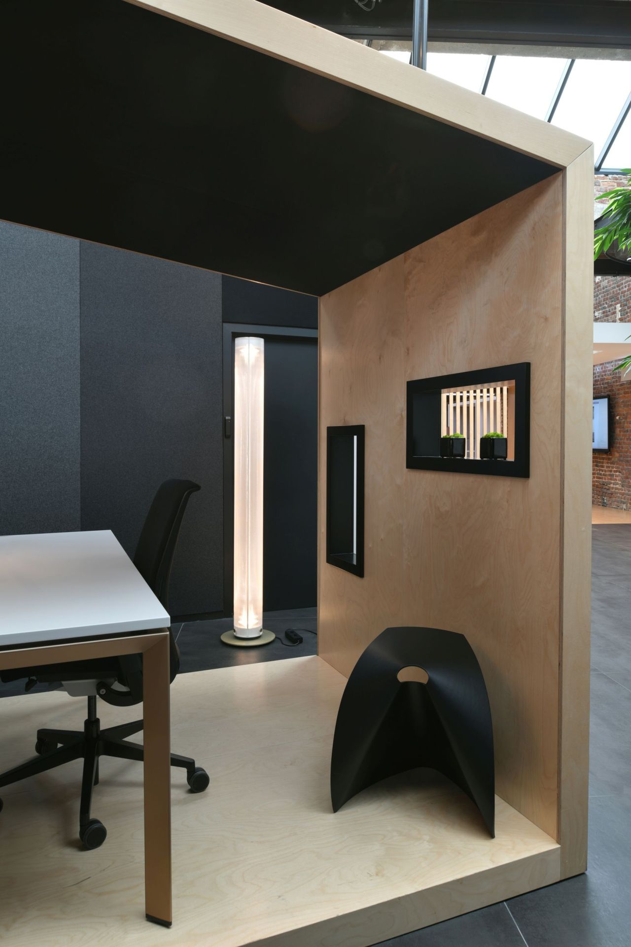 Belux Twilight Stehleuchte in modernem Büro-Arbeitsplatz mit Schreibtisch, Stuhl und minimalistischem Design.