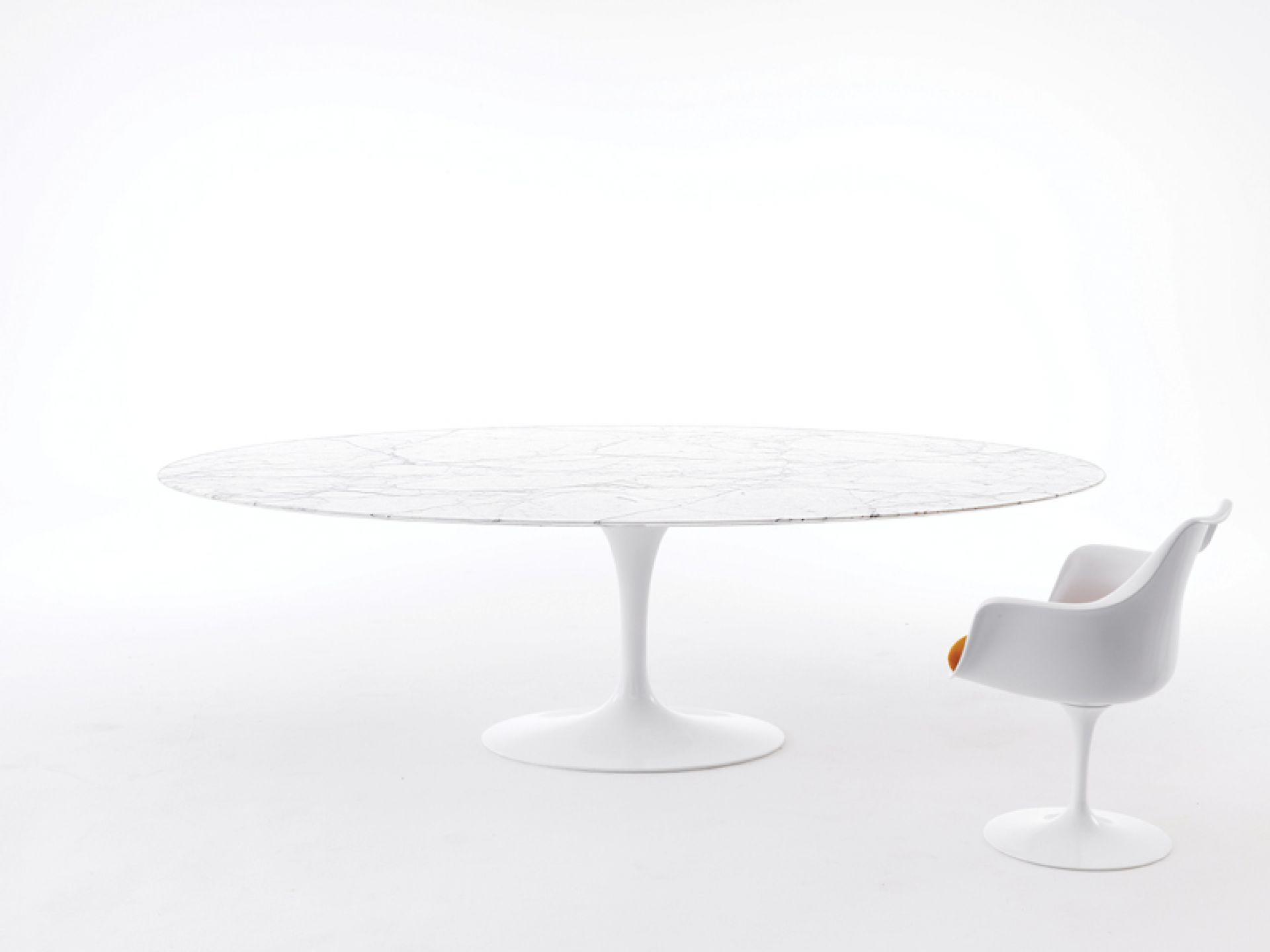 Saarinen Esstisch rund von Knoll International mit weißer Marmorplatte und passendem Tulip Stuhl.