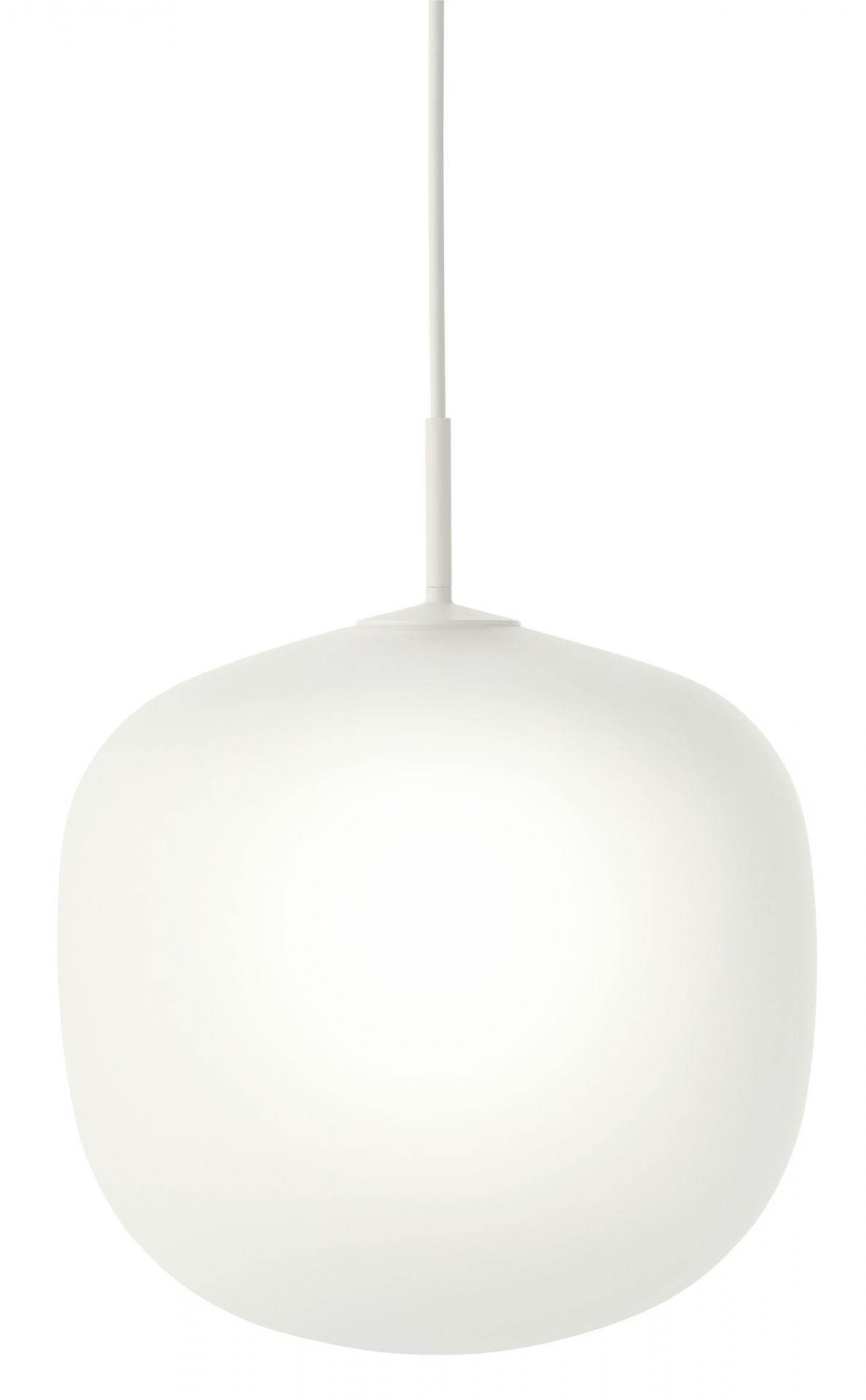 Nahaufnahme der Rime Pendelleuchte von Muuto, eine moderne, graue Hängelampe mit sanftem Licht.