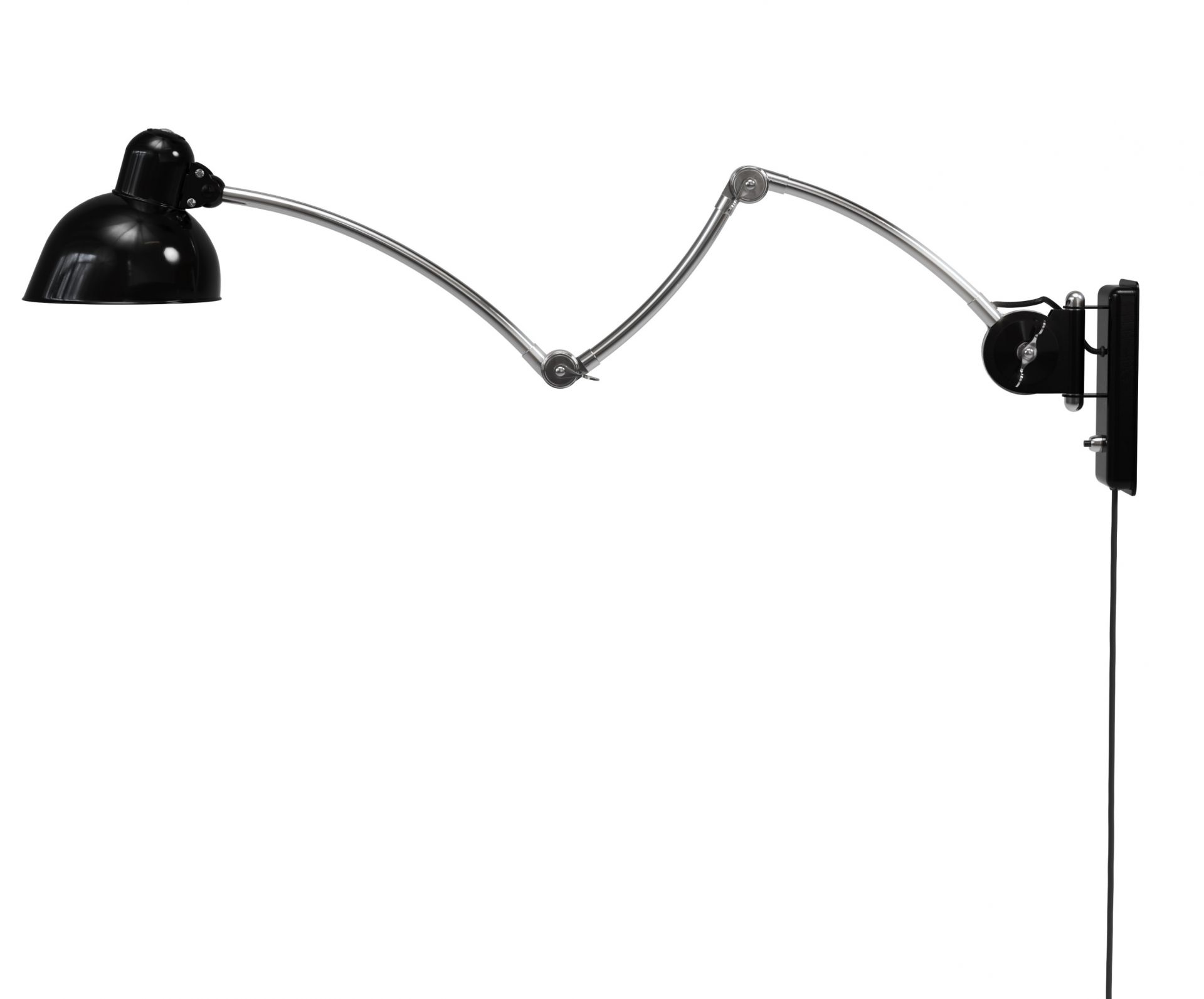 Schwarze Kaiser idell Wandleuchte von Fritz Hansen mit verstellbarem Arm für flexible Beleuchtung.
