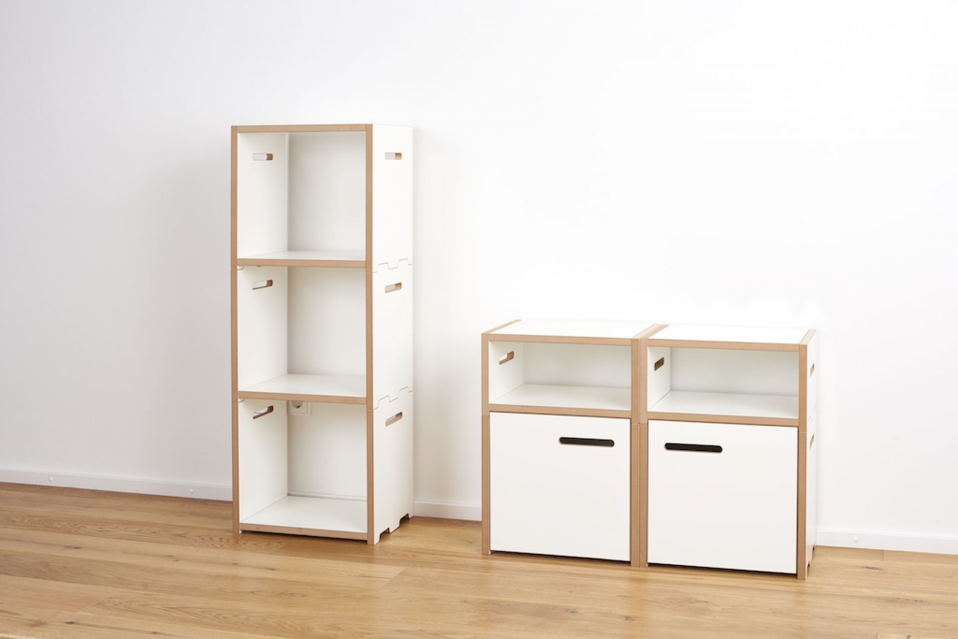 Tojo Halbstark Regal mit Tür rechts und offene Module, weißes, modernes modulares Regalsystem.