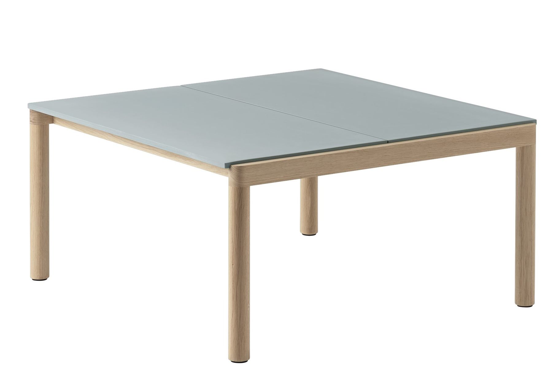 Muuto Couple Coffee Table: Quadratischer Couchtisch mit hellgrauer Tischplatte und hellem Holzgestell, modernes Design.
