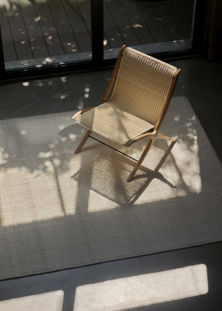 AndTradition Collect Rug SC84: Beige Teppich mit Stuhl im hellen Raum.