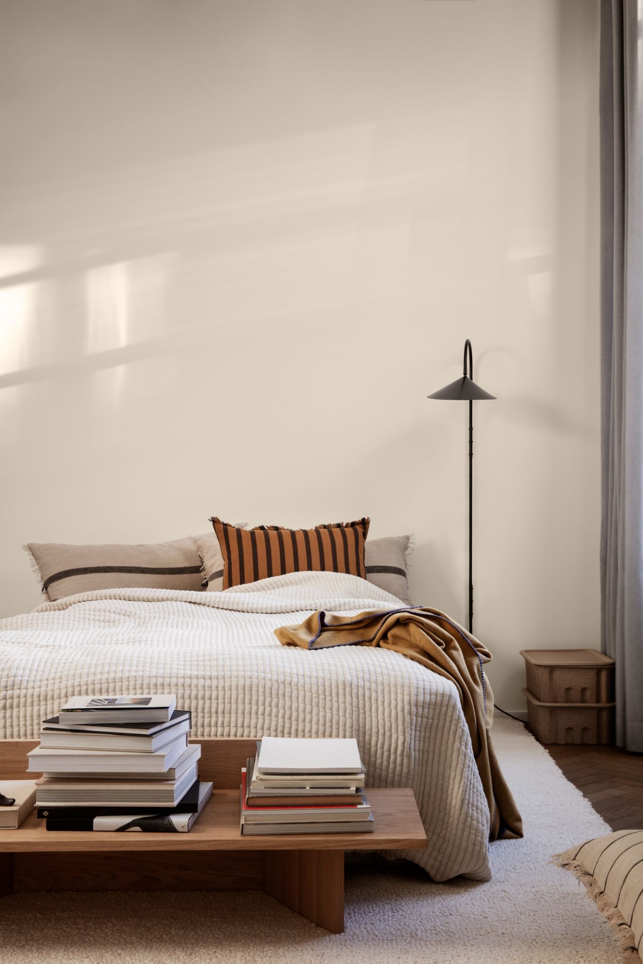 Oblique Bank von Ferm Living im Schlafzimmer als Nachttisch mit Büchern dekoriert.
