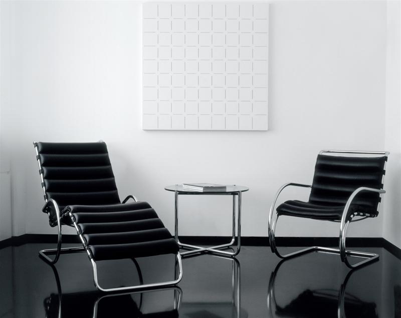 MR Bauhaus Liege von Knoll International, schwarzes Leder, verstellbar, mit Sessel und Tisch.