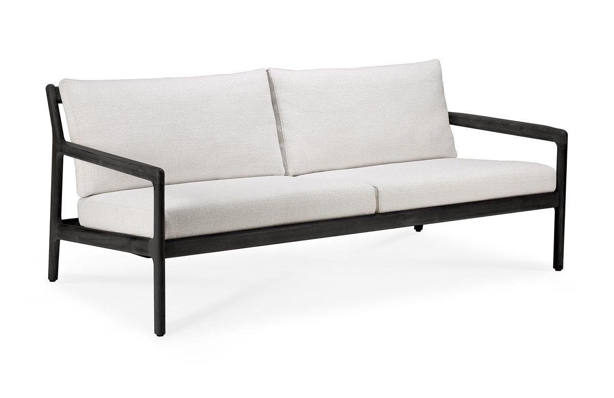 Ethnicraft Jack Outdoor Sofa: 2-Sitzer Gartensofa aus schwarzem Teakholz mit hellen Polstern.