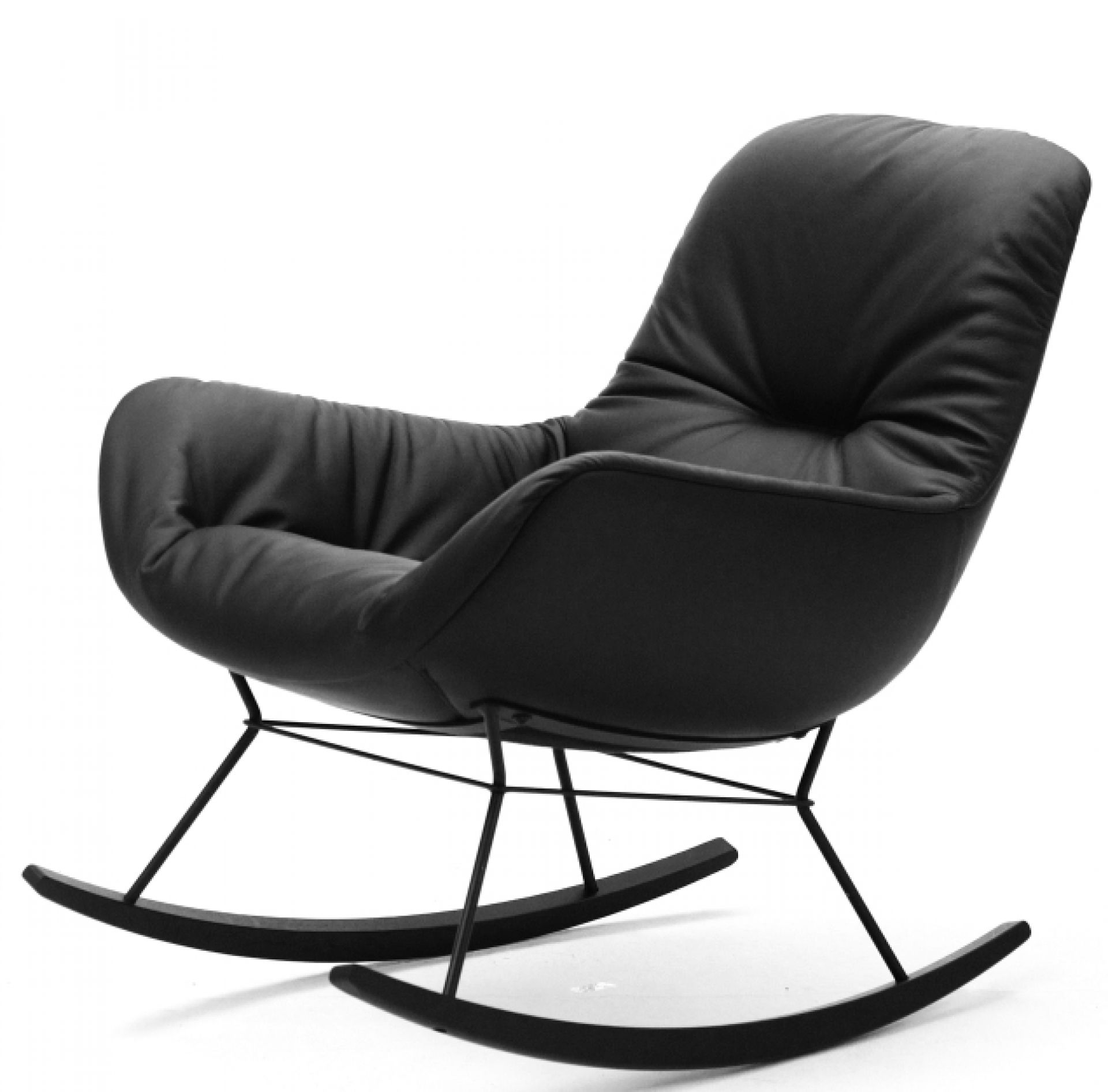 Schwarzer Leya Rocking Lounge Chair Schaukelsessel der Freifrau Manufaktur mit Kufen und Metallgestell.
