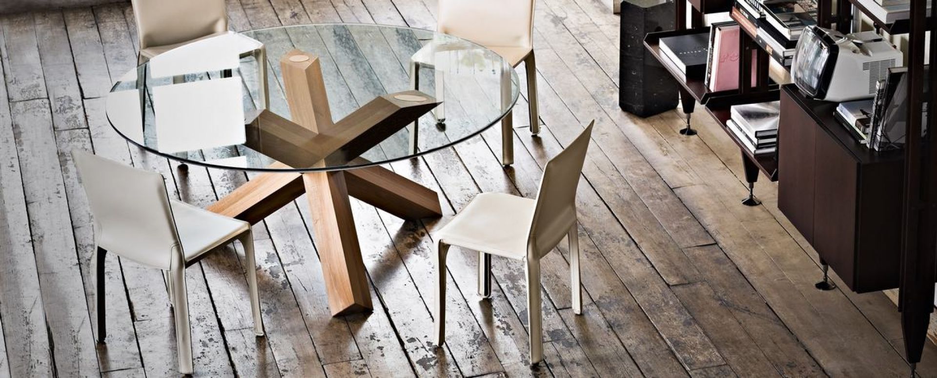 Nahaufnahme des Cassina 412 Cab Chair Standard Stuhls, ein moderner Designstuhl mit Lederbezug.