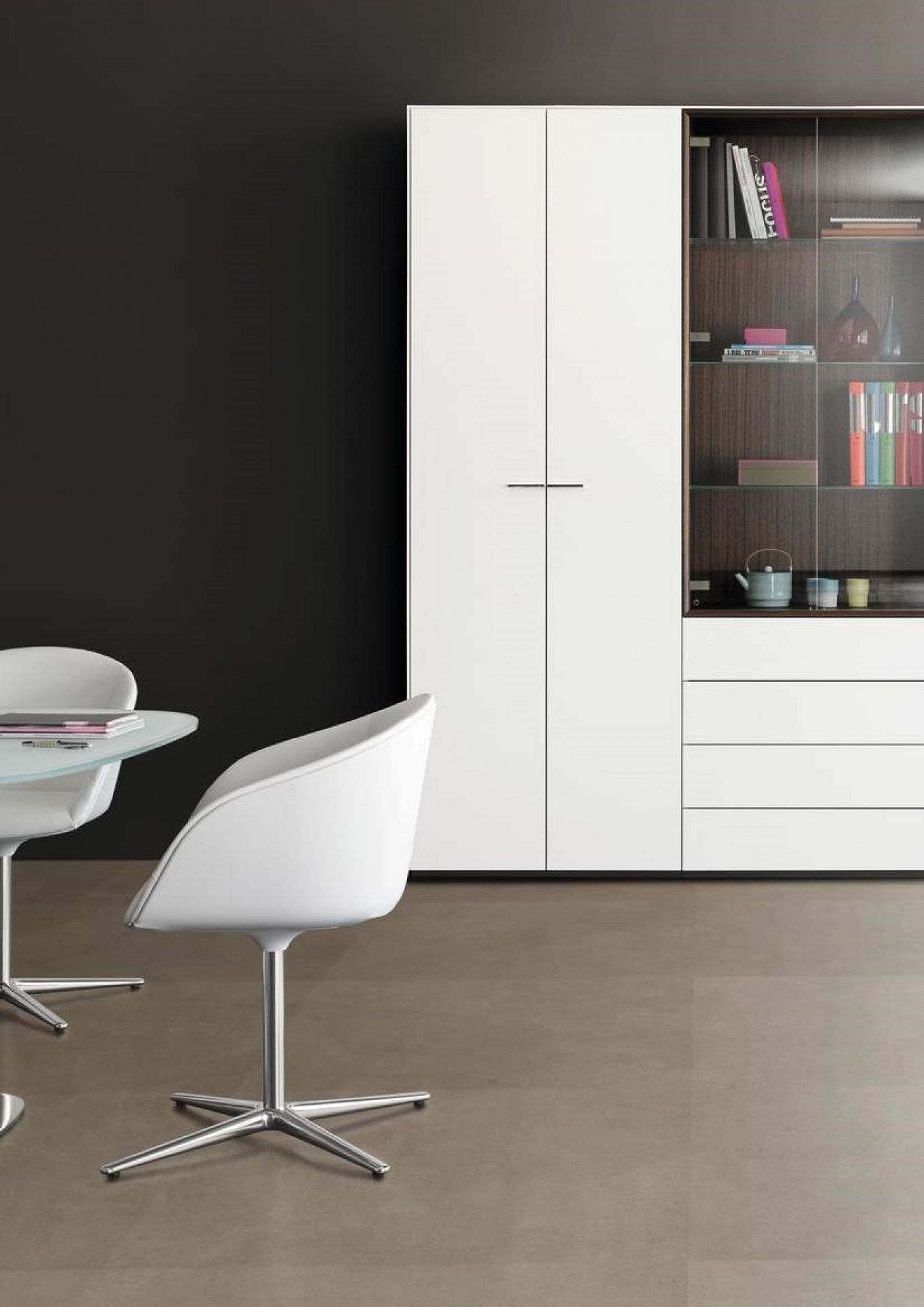Weißer Kyo Sessel von Walter Knoll mit Drehfuß und passendem Büroschrank im Hintergrund.
