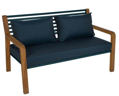Somerset 2-Sitzer Outdoor Sofa von Fermob mit Holzrahmen und blauen Kissen für Garten und Terrasse.