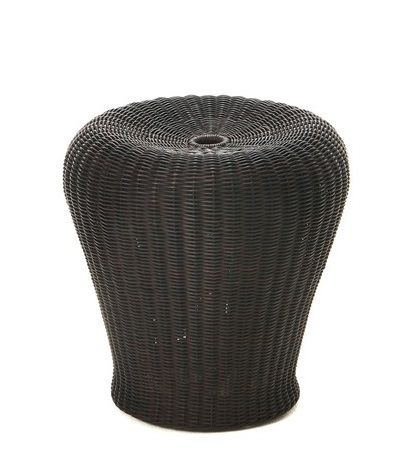 Brauner Rattanhocker E 14 von Richard Lampert, handgeflochten, vielseitig einsetzbar als Sitzhocker oder Beistelltisch.