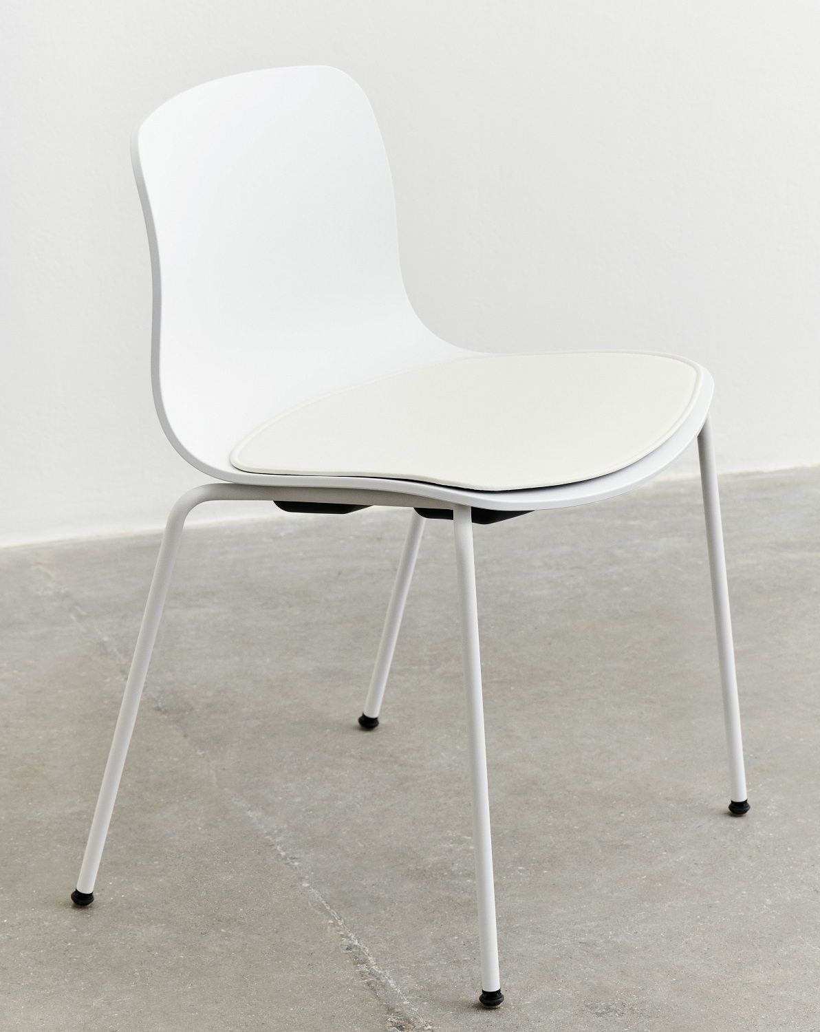 Weißer About A Chair AAC Stuhl von Hay mit passendem, hellem Seat Pad Sitzkissen.
