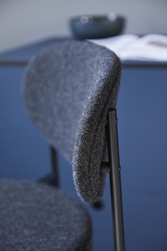Detailaufnahme des Series 430 Barhockers von Verpan mit schwarzem Gestell und grauem Remix 123 Bezug.