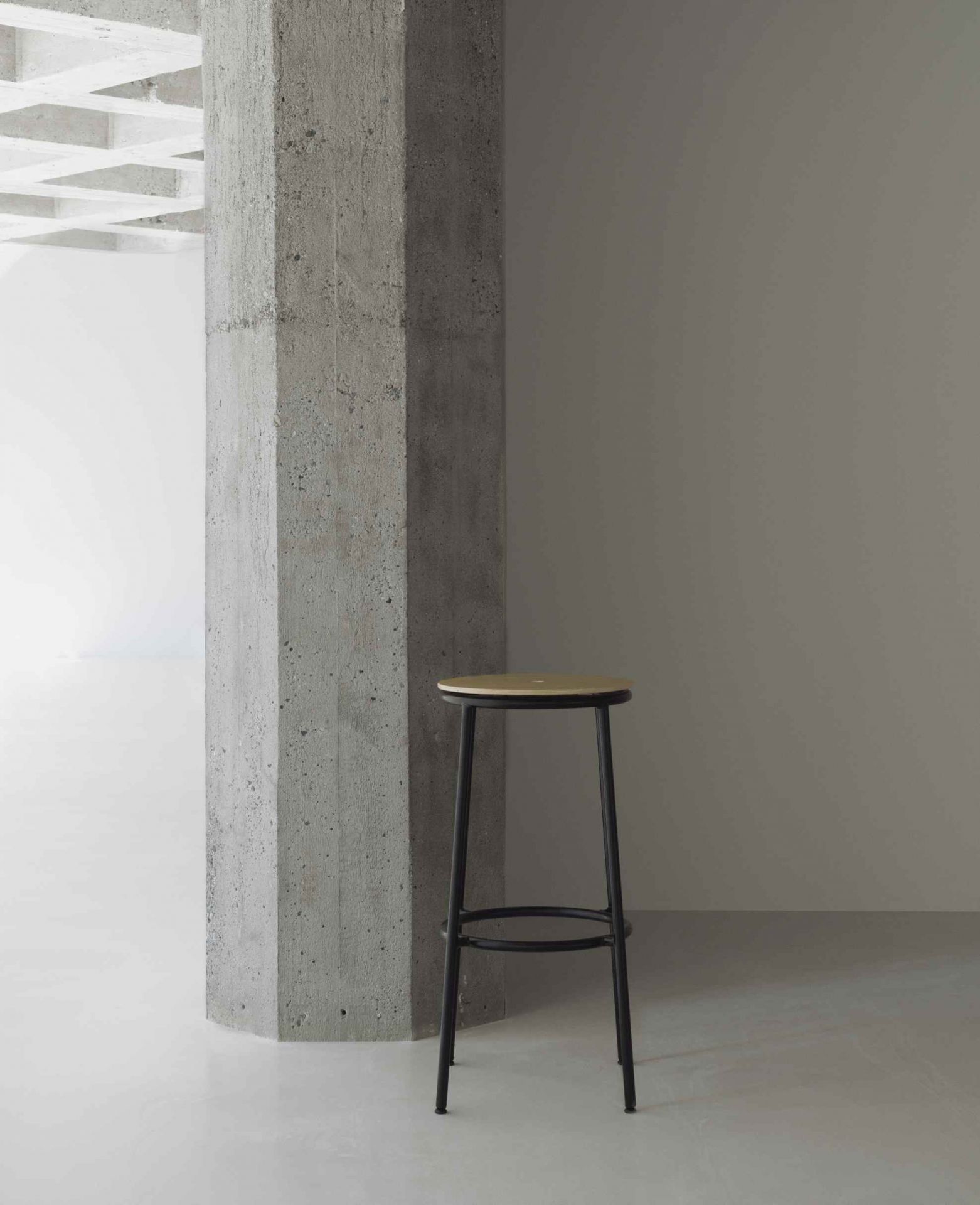 Circa Barstuhl H 75 cm von Normann Copenhagen: Moderner Barhocker mit schwarzem Gestell und Holz-Sitzfläche.