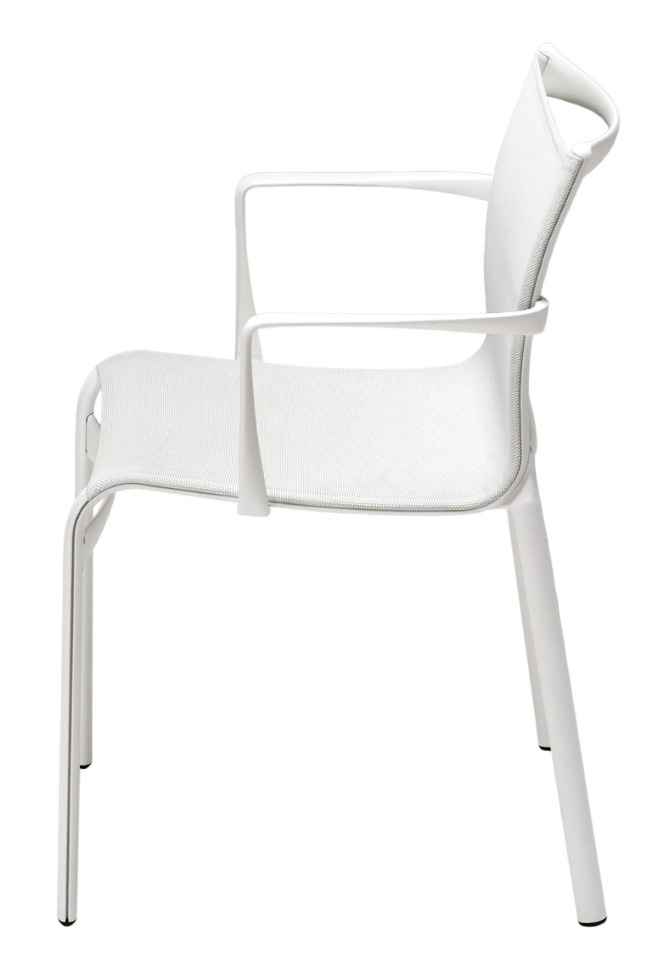Weißer Bigframe Stuhl mit Armlehnen, Mesh-Sitzfläche und minimalistischem Design, seitliche Ansicht. Moderner Bürostuhl für Konferenzräume.