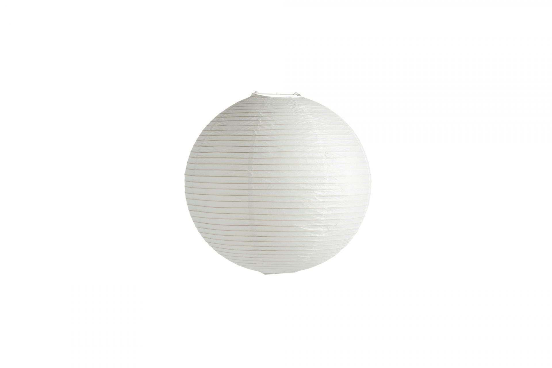 Weißer Reispapier Lampenschirm im Hay Design, ovale Form und sanftes Licht.