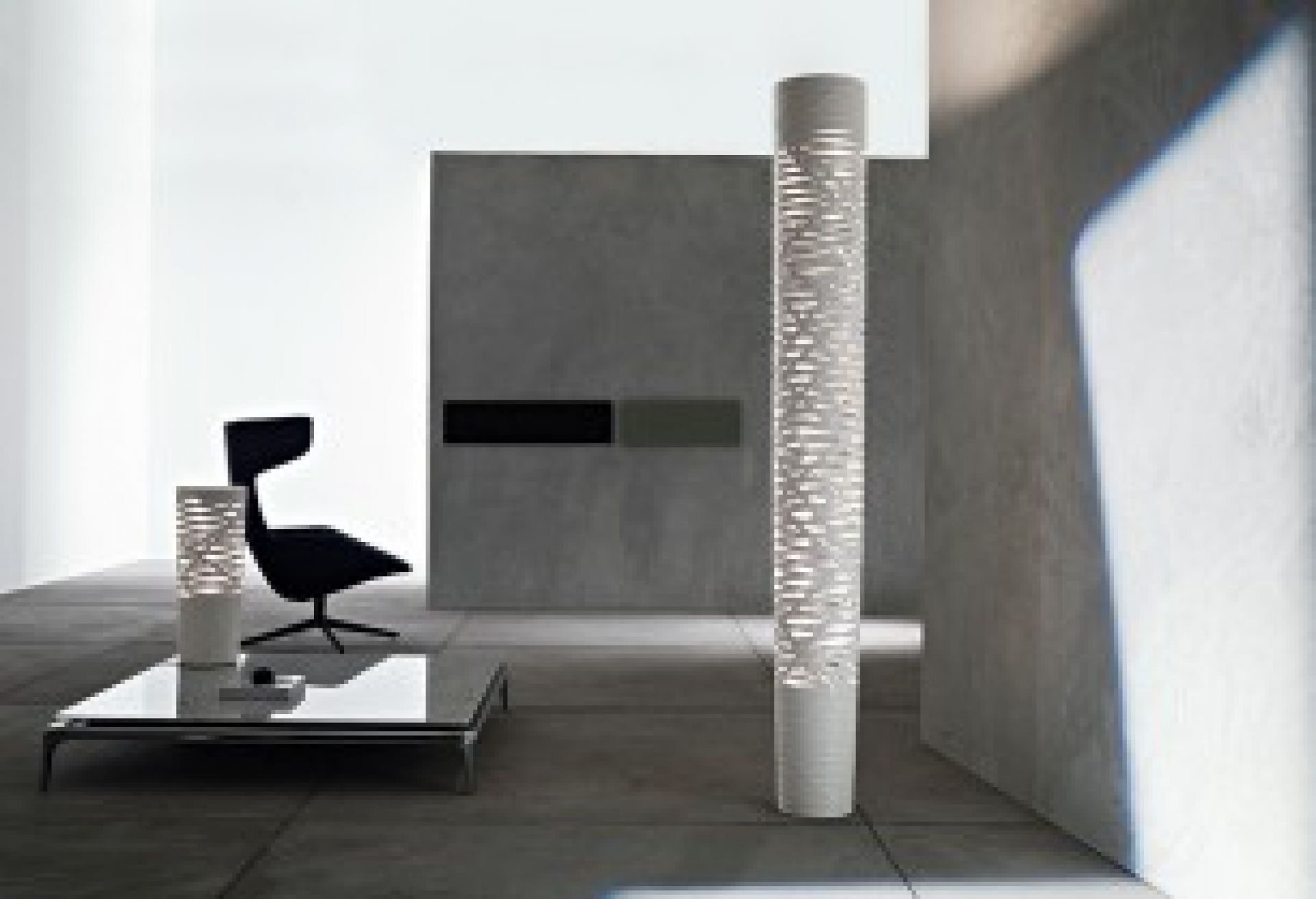 Weiße Tress Grande LED Stehleuchte von Foscarini im modernen Wohnzimmer mit Sessel und Couchtisch.