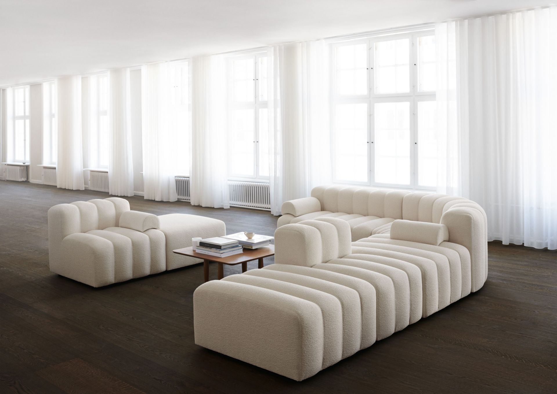 Oku Couchtisch von Norr11 aus Eiche in Schwarz, quadratisch, im Wohnzimmer mit Sofa.