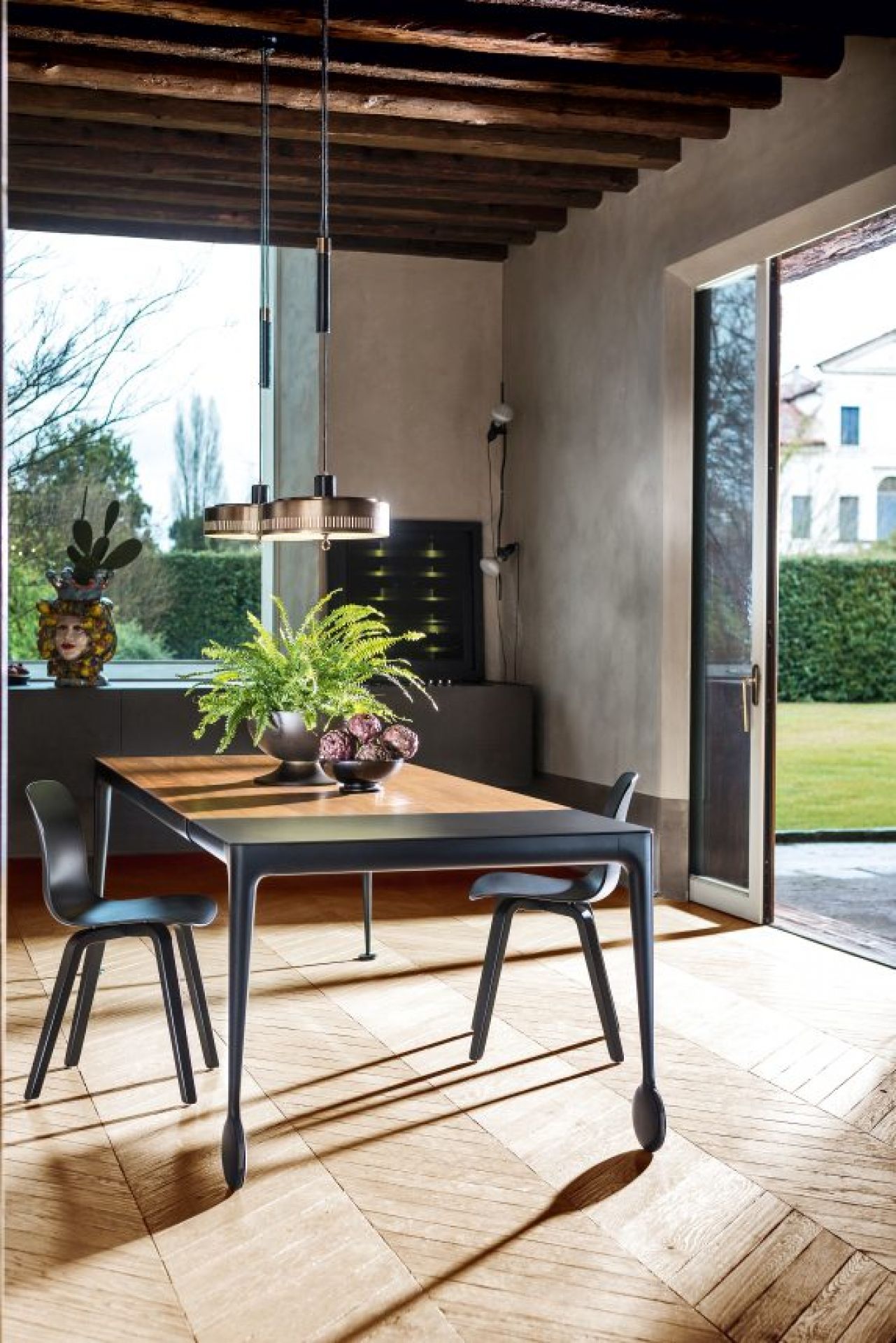 Big Will Table von Magis in einem Esszimmer mit Holzboden und Blick in den Garten.