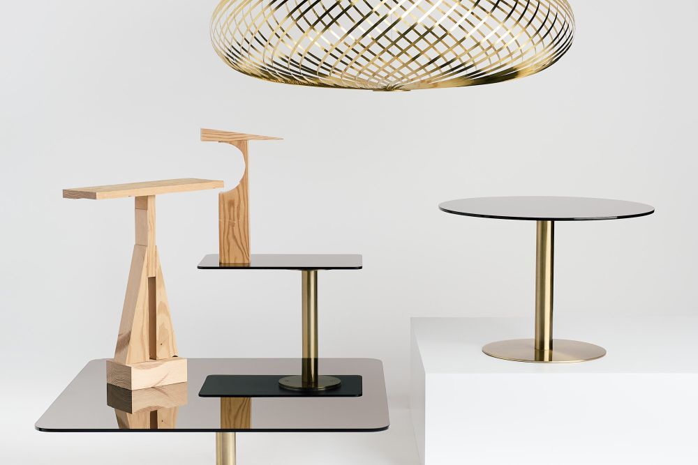 Flash Beistelltisch / Couchtisch Tom Dixon: Studioaufnahme von verschiedenen modernen Beistelltischen aus Holz, Glas und Metall.