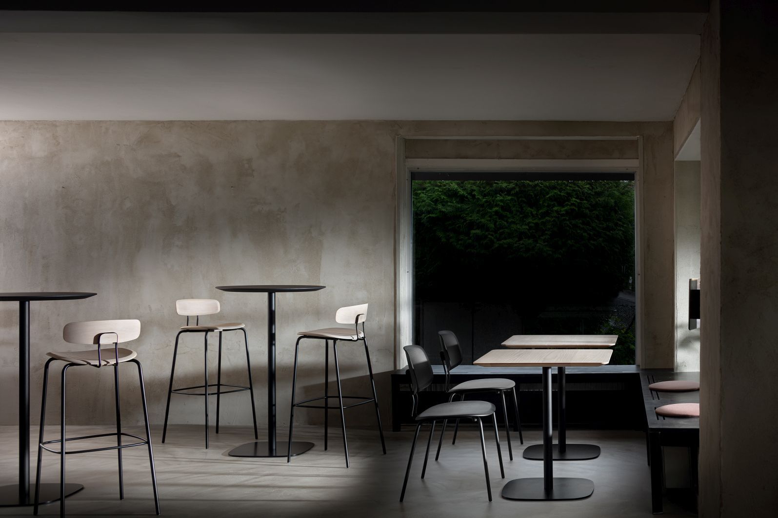 Okito Barstool Barhocker von Zeitraum in einem modern eingerichteten Raum mit Tischen und Stühlen.