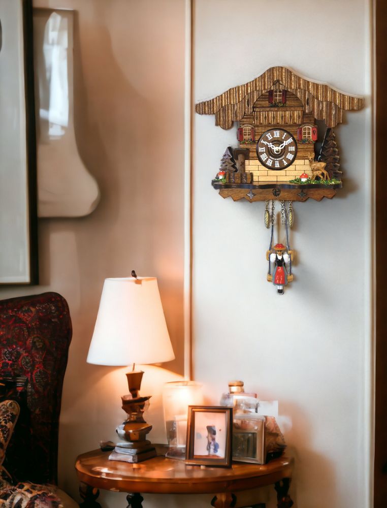 Detailaufnahme einer Engstler Miniatur-Kuckucksuhr mit Pendel, traditionelle Schwarzwald-Dekoration und Quarz-Uhrwerk.