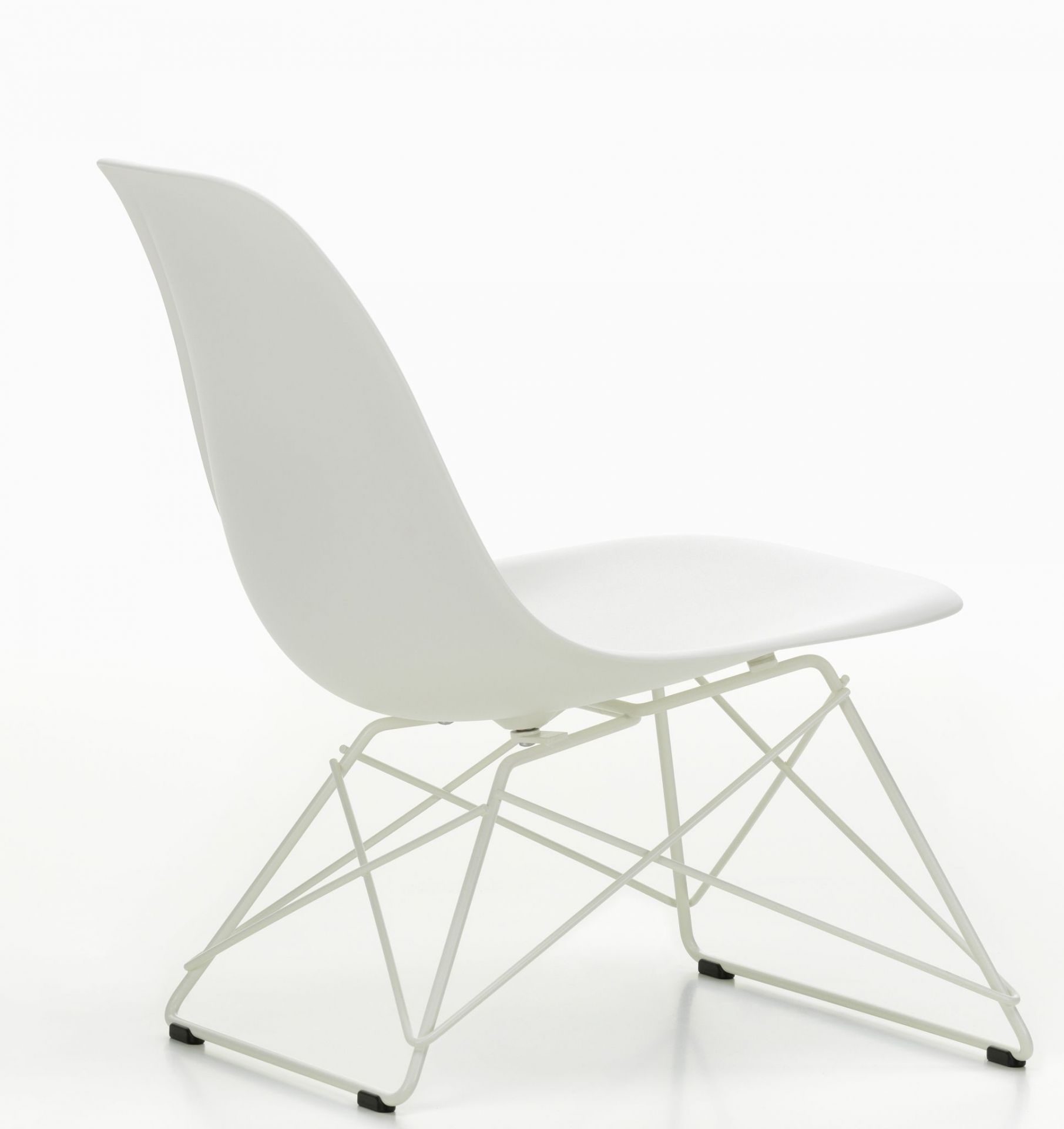 Weißer Eames Plastic Side Chair LSR Stuhl von Vitra mit verchromtem Drahtgestell, seitliche Ansicht.