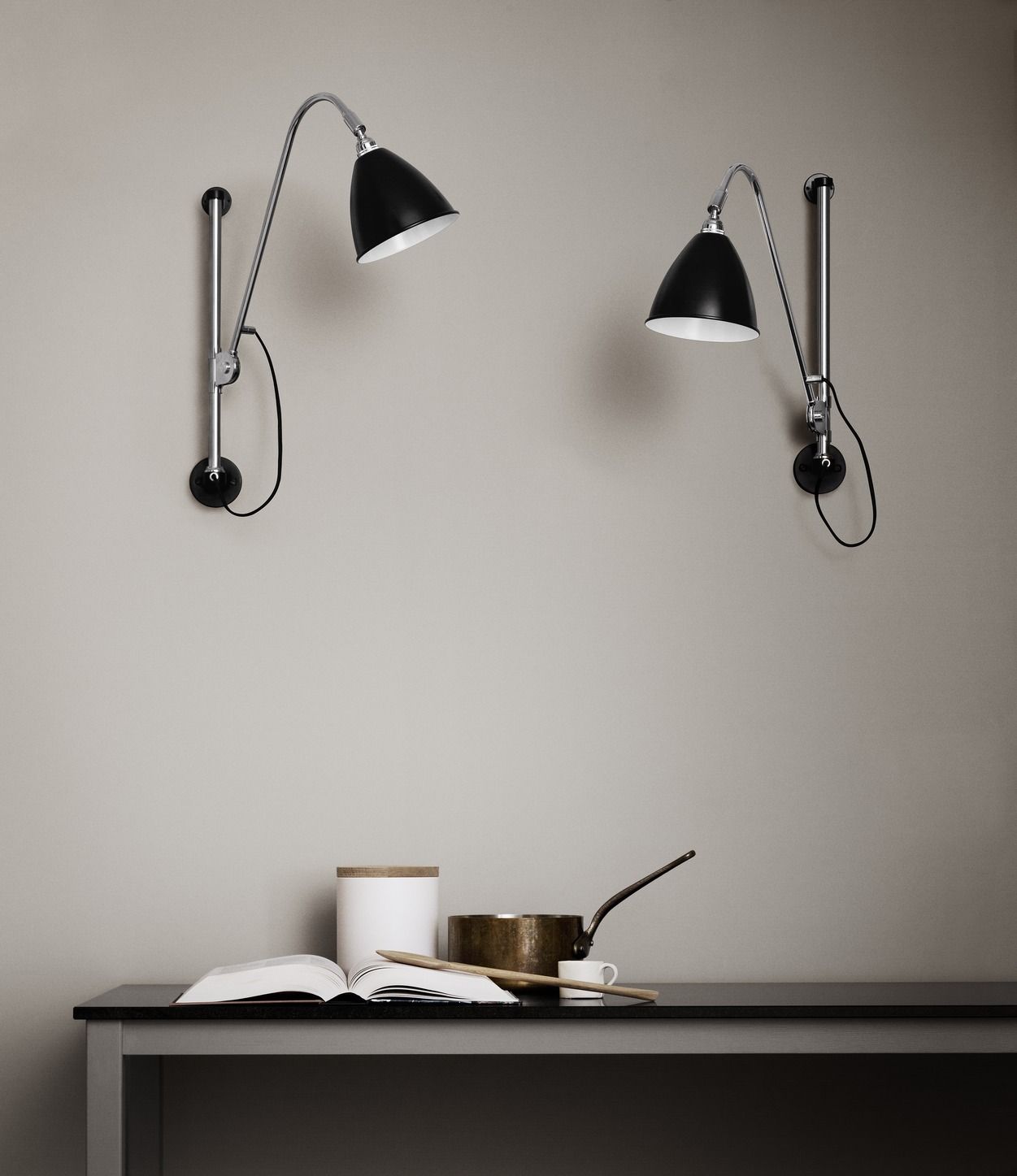 Zwei Bestlite BL5 Wandleuchten in Weiß und Messing von Gubi an einer Wand.