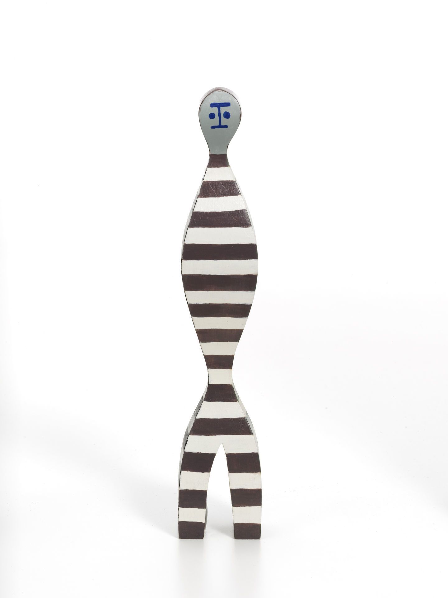 Vitra Wooden Doll No. 16, handgefertigte Holzfigur mit braun-weißen Streifen und blauem Gesicht.