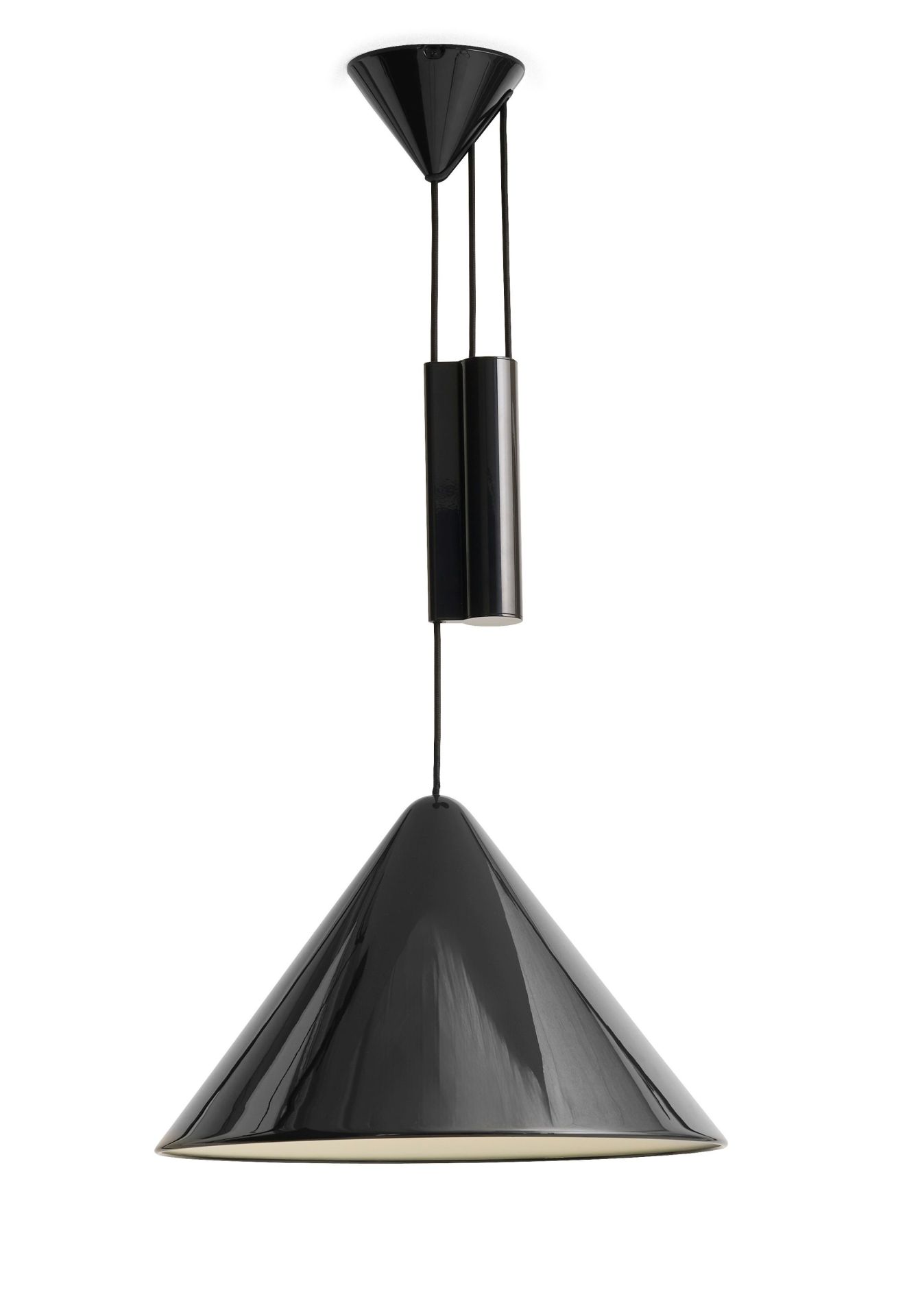 Schwarze Compass Adjustable Pendelleuchte von Hay, Kegelförmiger Lampenschirm mit schwarzem Kabel und Baldachin für moderne Innenbeleuchtung.