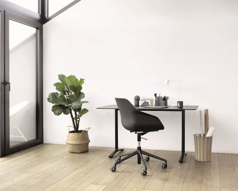Schwarzer Yonda Universalstuhl von Wilkhahn am Schreibtisch in einem hellen, modernen Büro mit Holzboden.