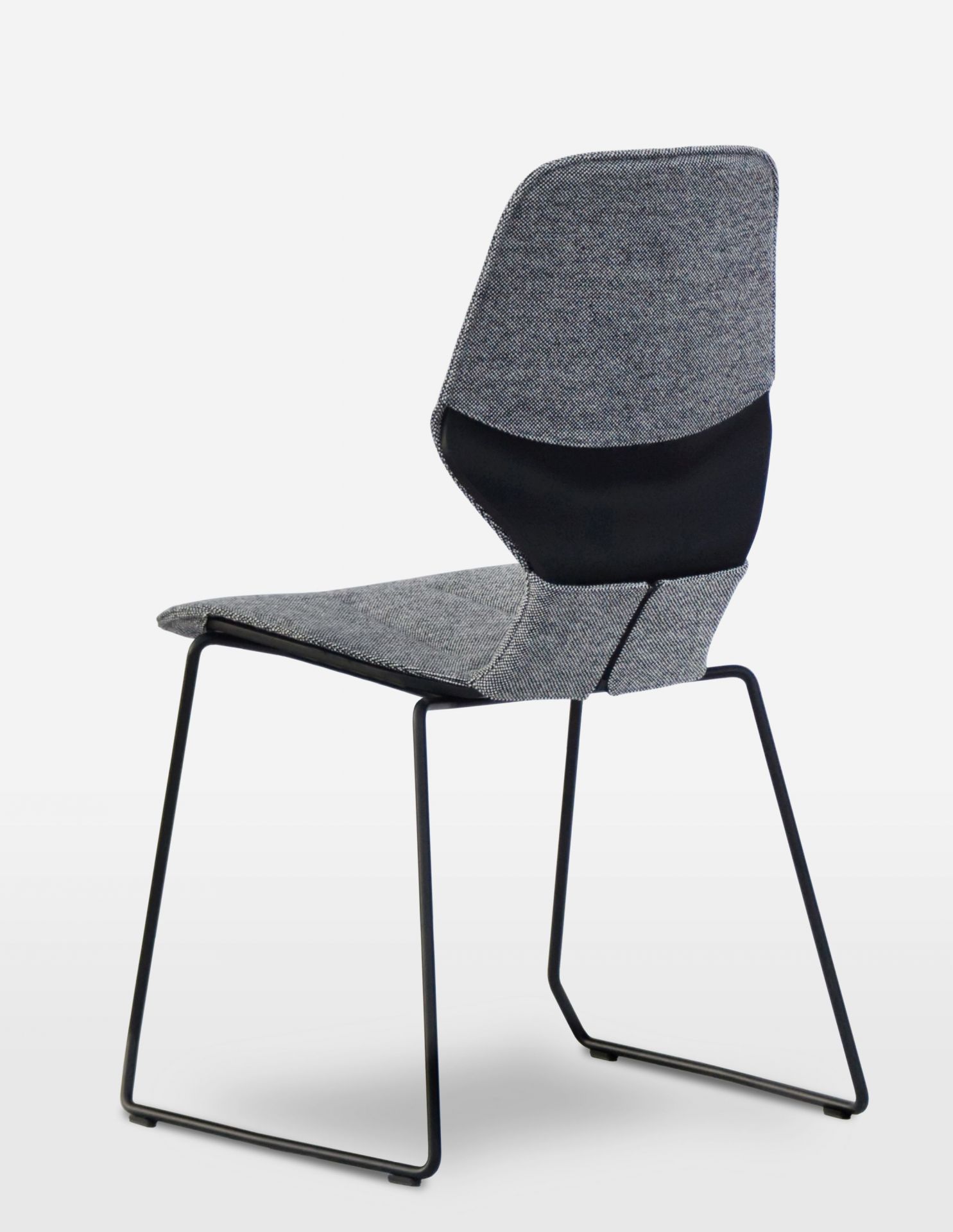 Oblikant Stuhl von Prostoria mit grauem Stoffbezug und schwarzem Kufengestell, moderne Sitzmöbel.