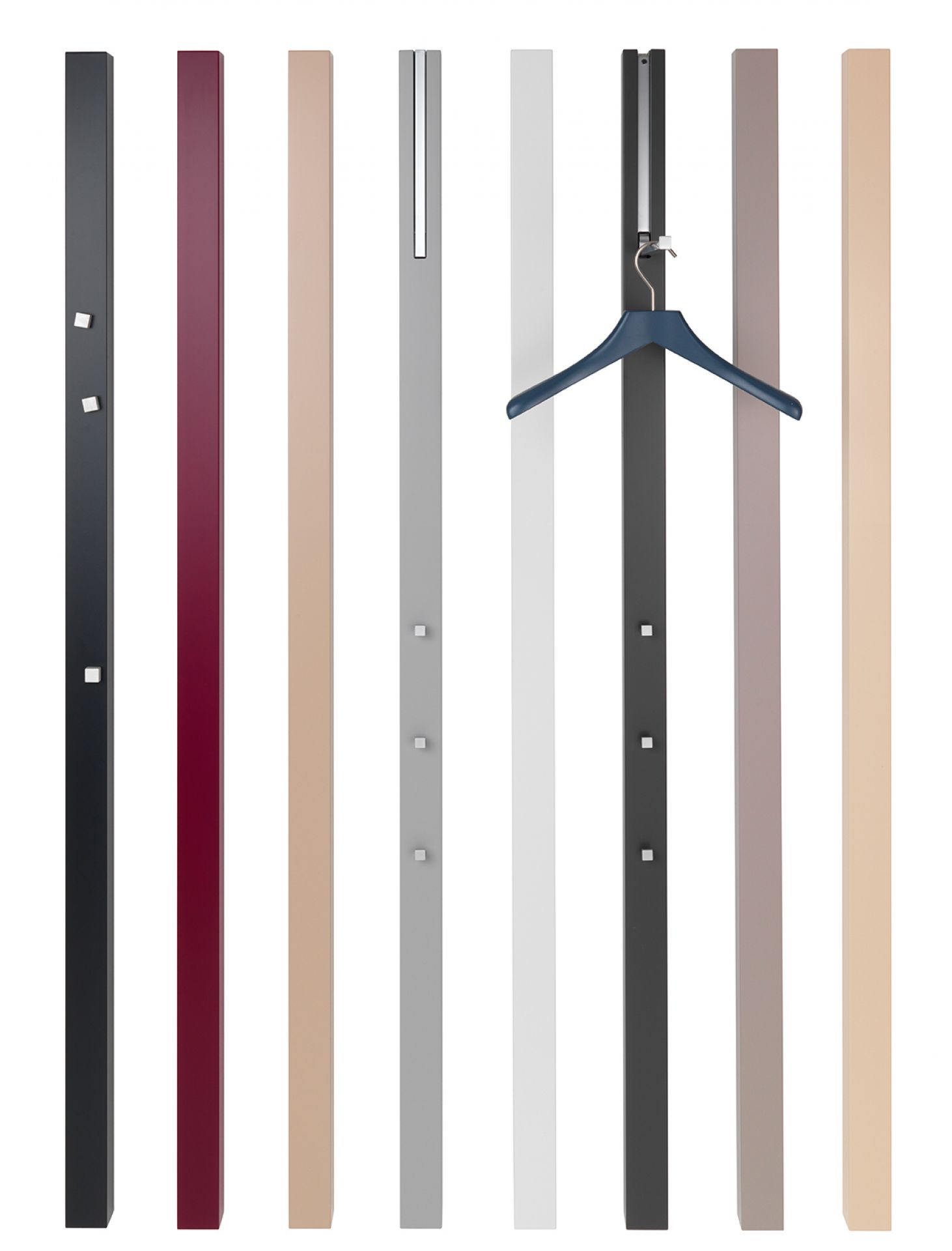 Schönbuch Line Garderobenelement mit farbigen, vertikalen Leisten und Kleiderbügel, moderne Wandgarderobe für Flur und Eingangsbereich.