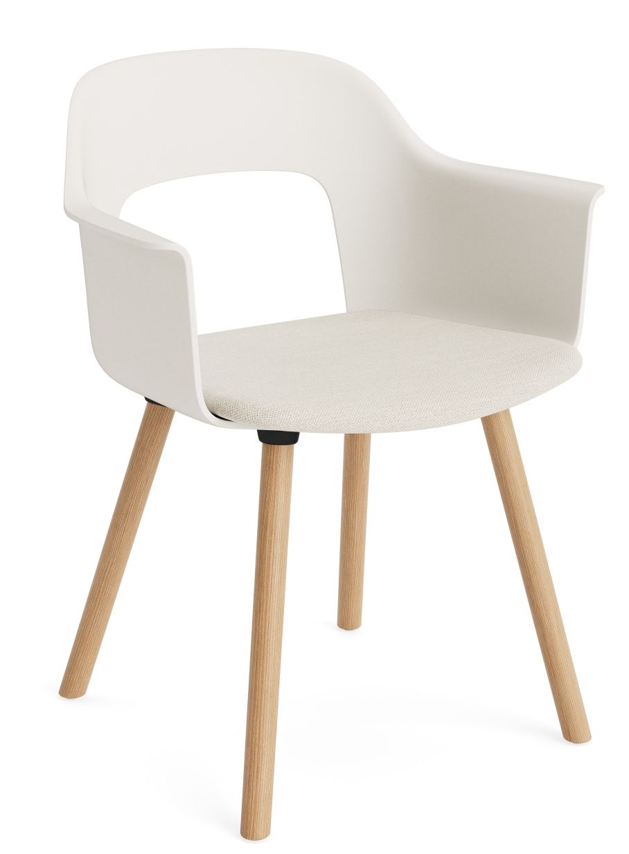 Hay Layout Armchair 223: Weißer Armlehnstuhl mit hellem Stoffbezug und Holzbeinen für Esszimmer und Wohnbereich.
