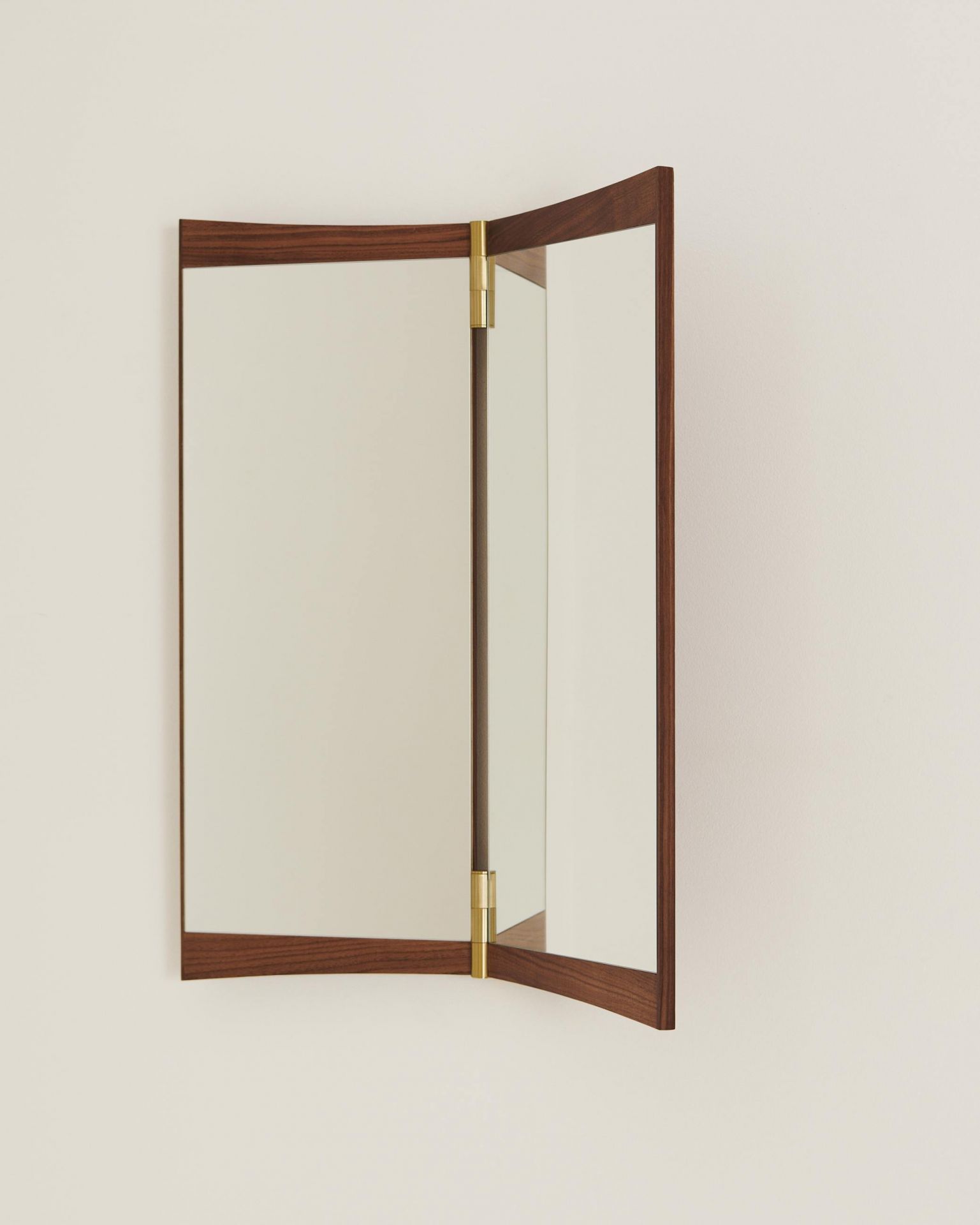 Vanity Wandspiegel von Gubi, Modell 2, mit Holzrahmen und Messingbeschlägen an einer Wand.
