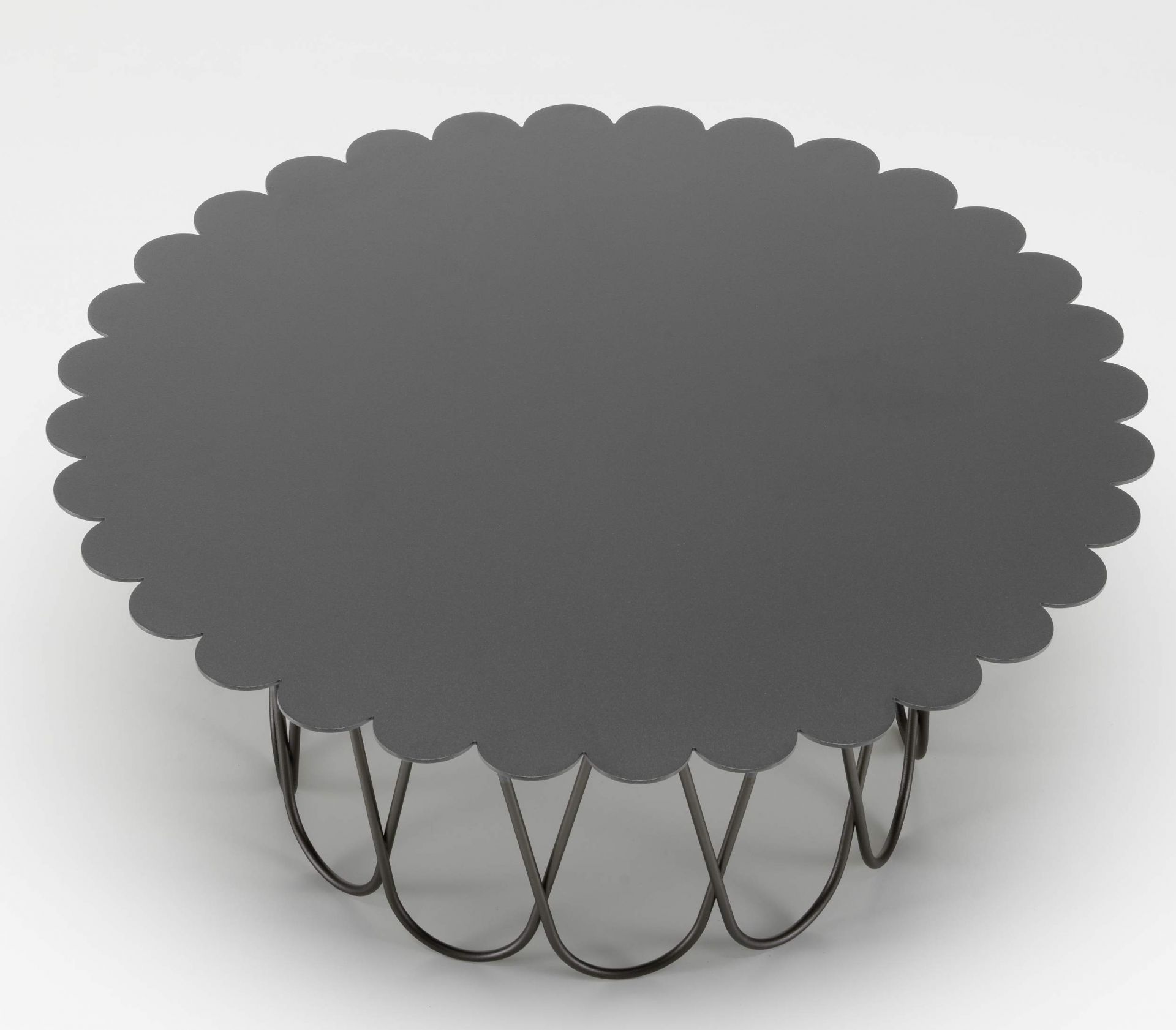 Grauer Vitra Flower Table Beistelltisch mit blütenförmiger Tischplatte und filigranem Metallgestell auf weißem Hintergrund.
