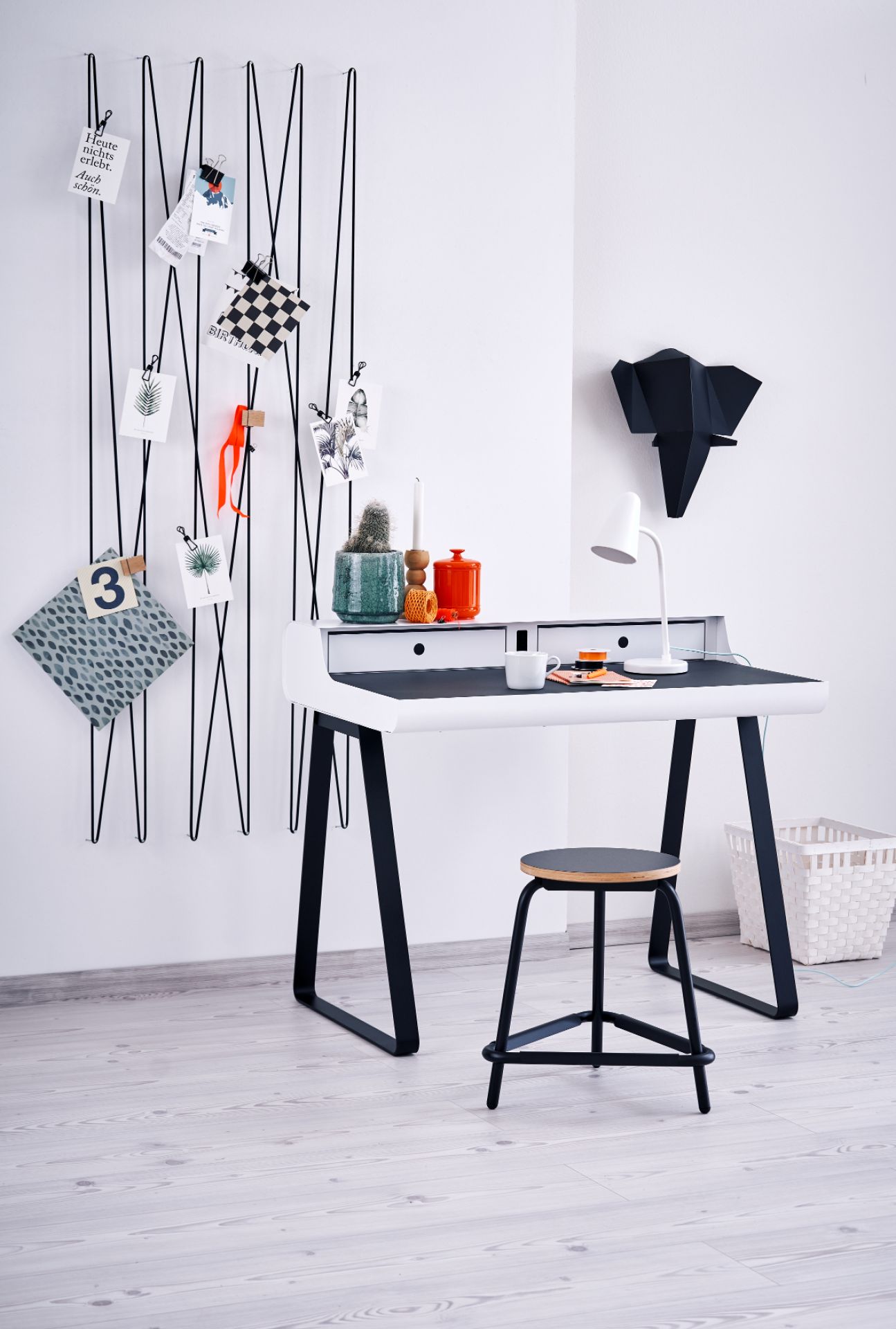Moderner PS10 Sekretär von Müller Möbelfabrikation in Weiß und Schwarz mit passendem Hocker. Design Schreibtisch für Büro und Zuhause.