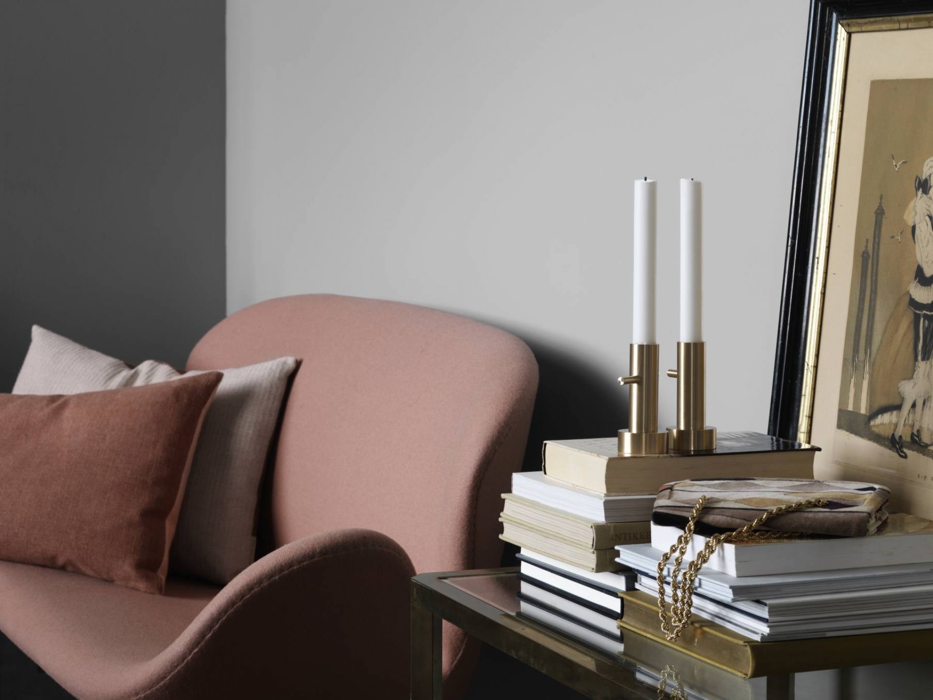 Nahaufnahme des rosafarbenen Swan Sofas von Fritz Hansen mit Kissen und Dekoration auf einem Beistelltisch.