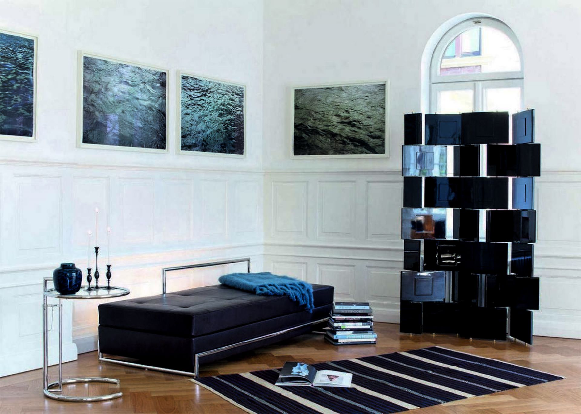 Elegante ClassiCon Day Bed Liege mit blauem Überwurf in stilvollem Interieur. Moderne Liege für Wohnzimmer.