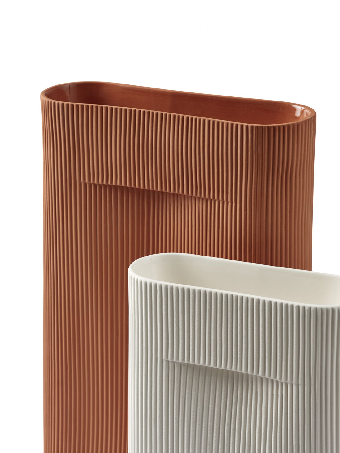 Nahaufnahme: Geriffelte Ridge Vase von Muuto, milchglas hellblau und terrakotta, moderne Blumenvase.